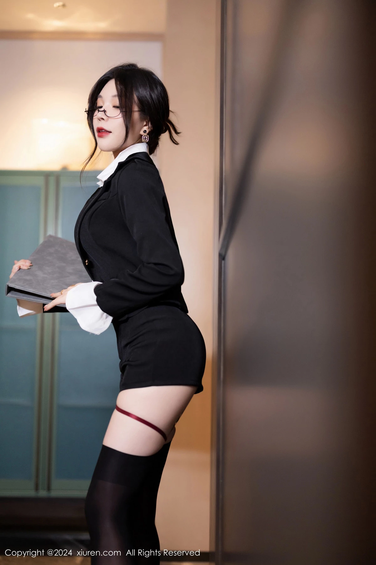 [[XiuRen秀人网]秀人网]No.8440_女神徐莉芝Booty性感黑色制服露黑色蕾丝情趣内衣撩人诱惑写真82P