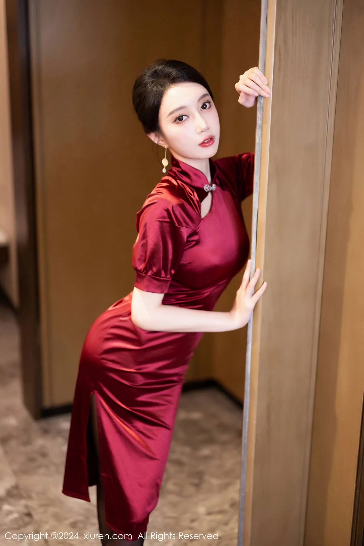 [[XiuRen秀人网]秀人网]No.8479_模特玥儿玥浴室场景性感红色旗袍配开档黑丝秀曼妙身姿诱惑写真70P