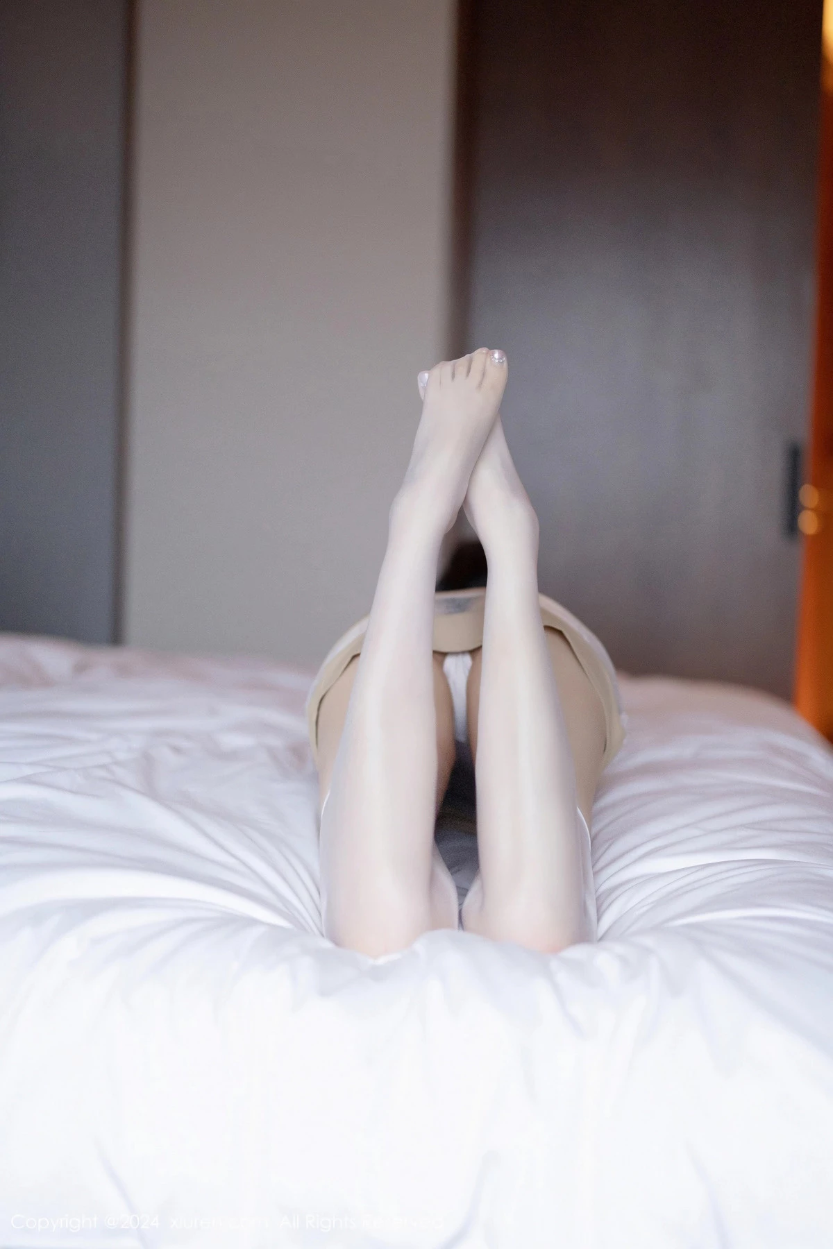 [[XiuRen秀人网]秀人网]No.8491_女神徐莉芝Booty性感杏色连衣短裙配白丝袜秀曼妙身姿迷人写真85P