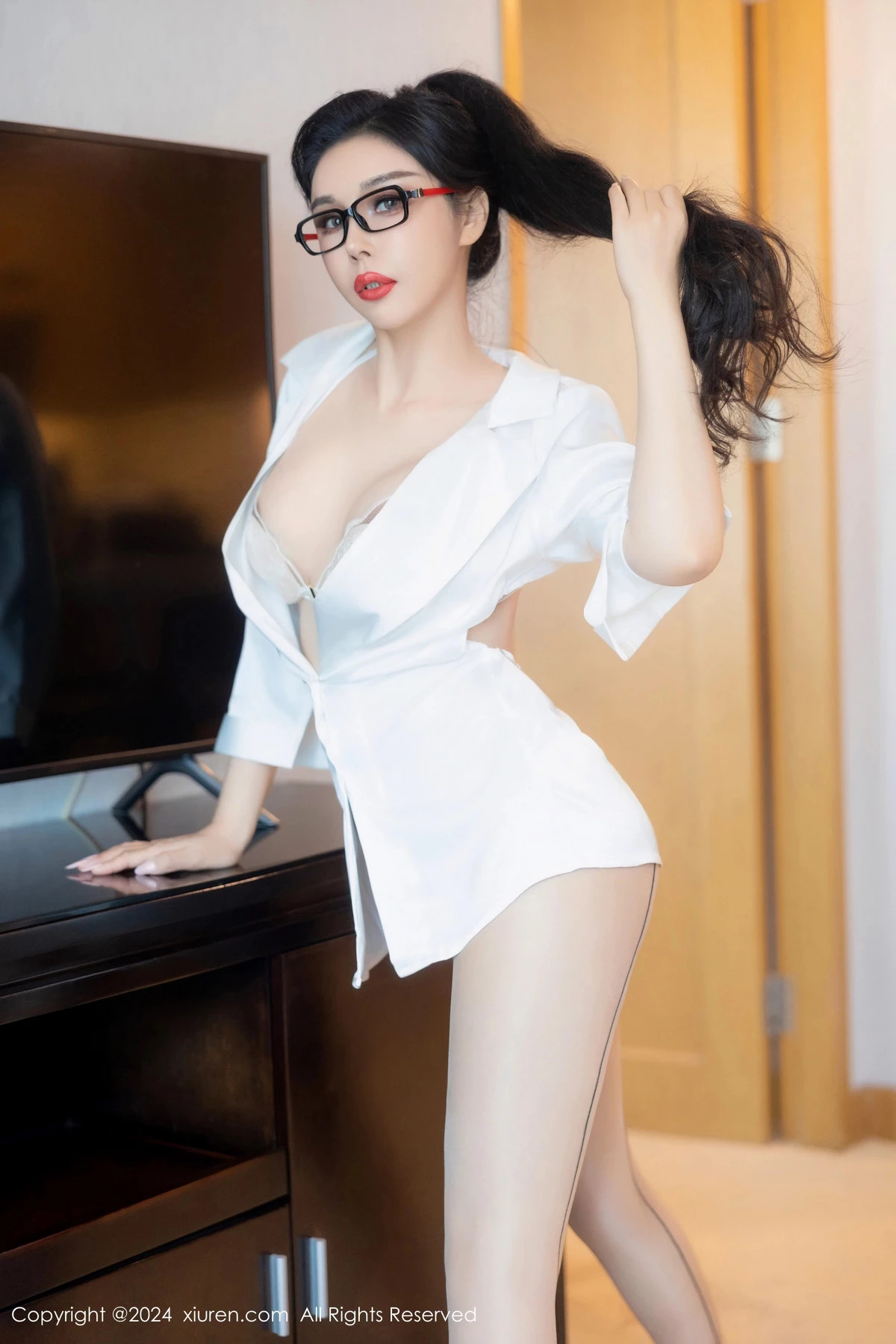 [[XiuRen秀人网]秀人网]No.8469_模特田冰冰私房性感白色蕾丝内衣配超薄肉丝秀丰满身材诱惑写真57P