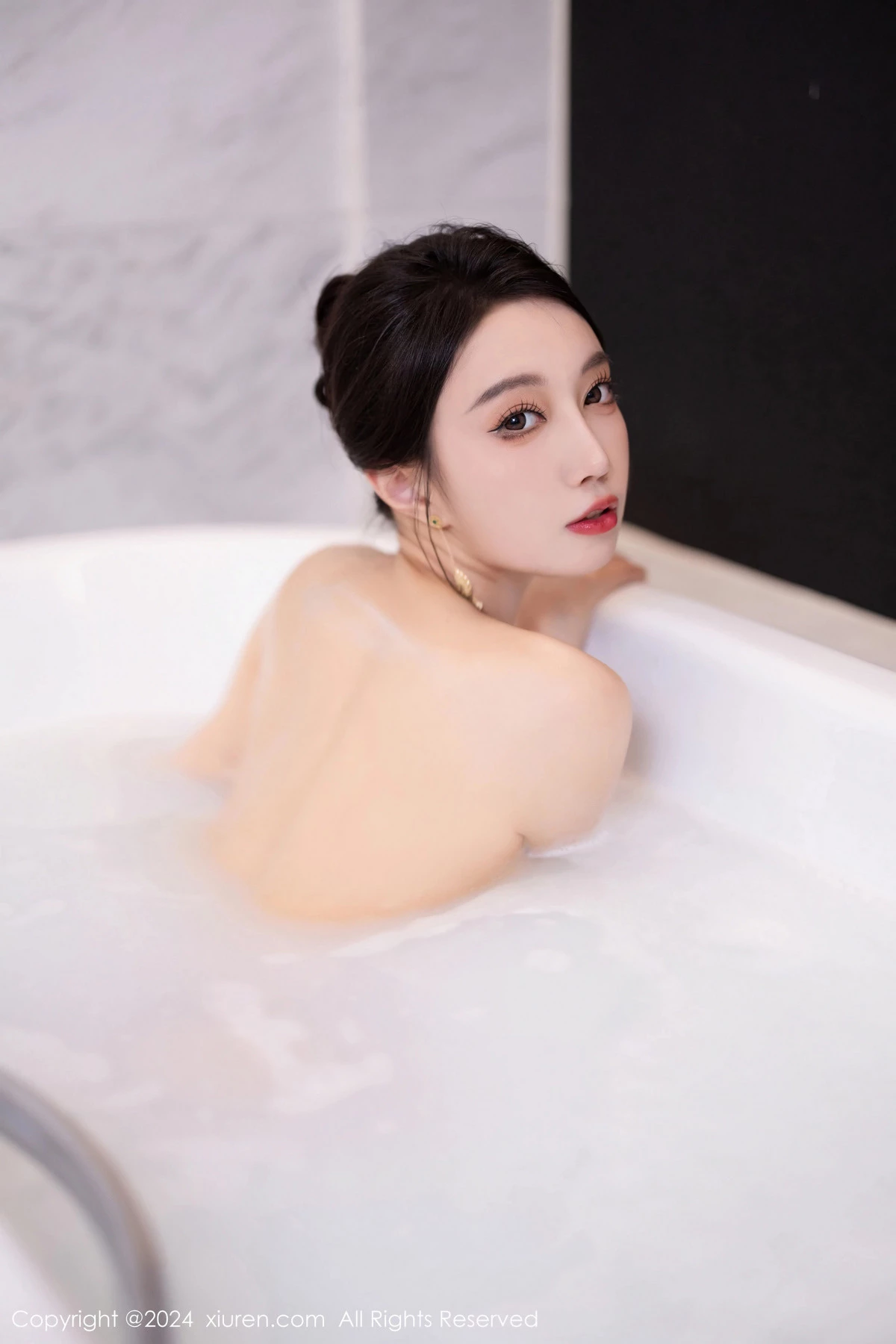 [[XiuRen秀人网]秀人网]No.8479_模特玥儿玥浴室场景性感红色旗袍配开档黑丝秀曼妙身姿诱惑写真70P