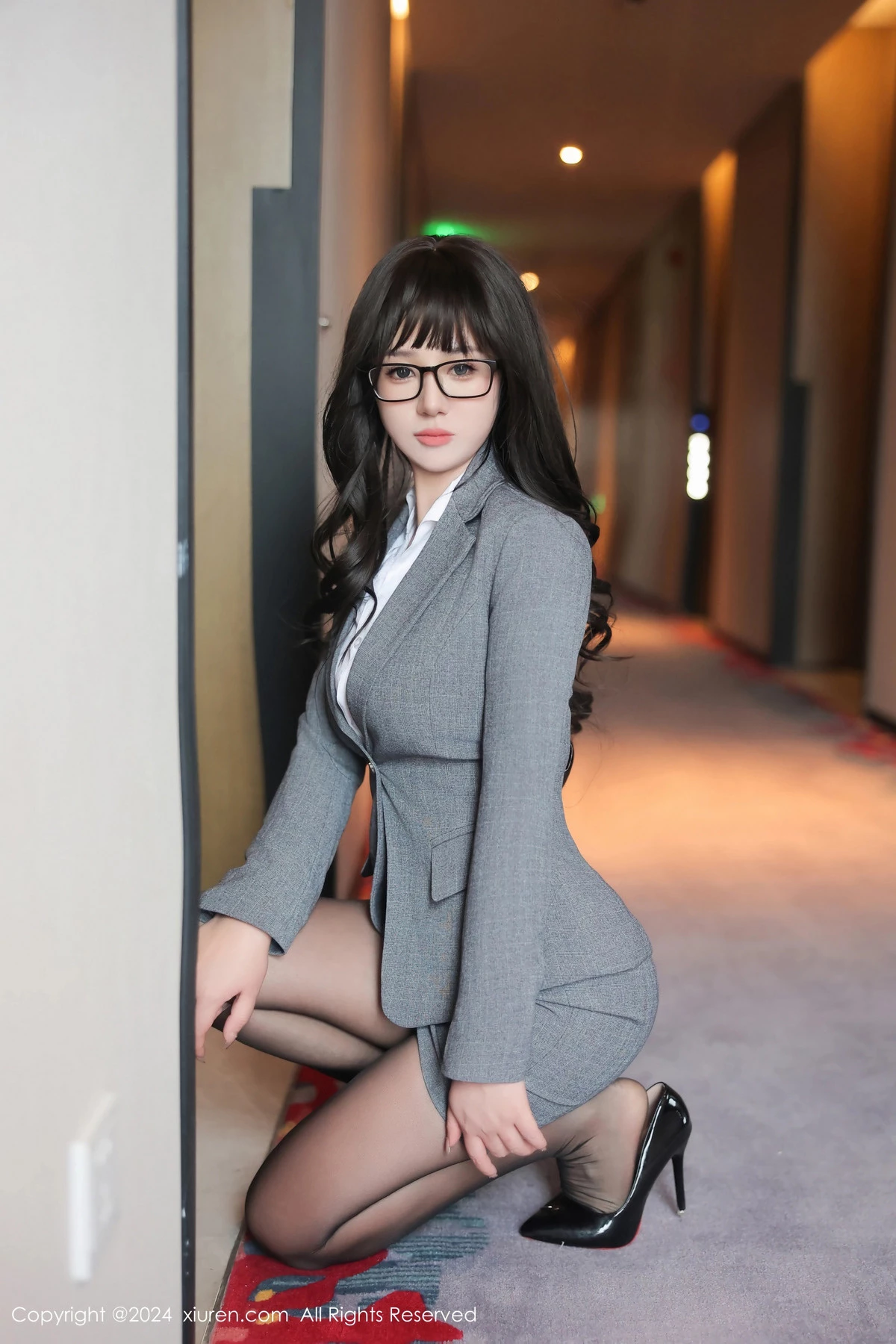[[XiuRen秀人网]秀人网]No.8496_模特金小依性感灰色职业装露黑色蕾丝内衣配超薄黑丝魅惑写真82P