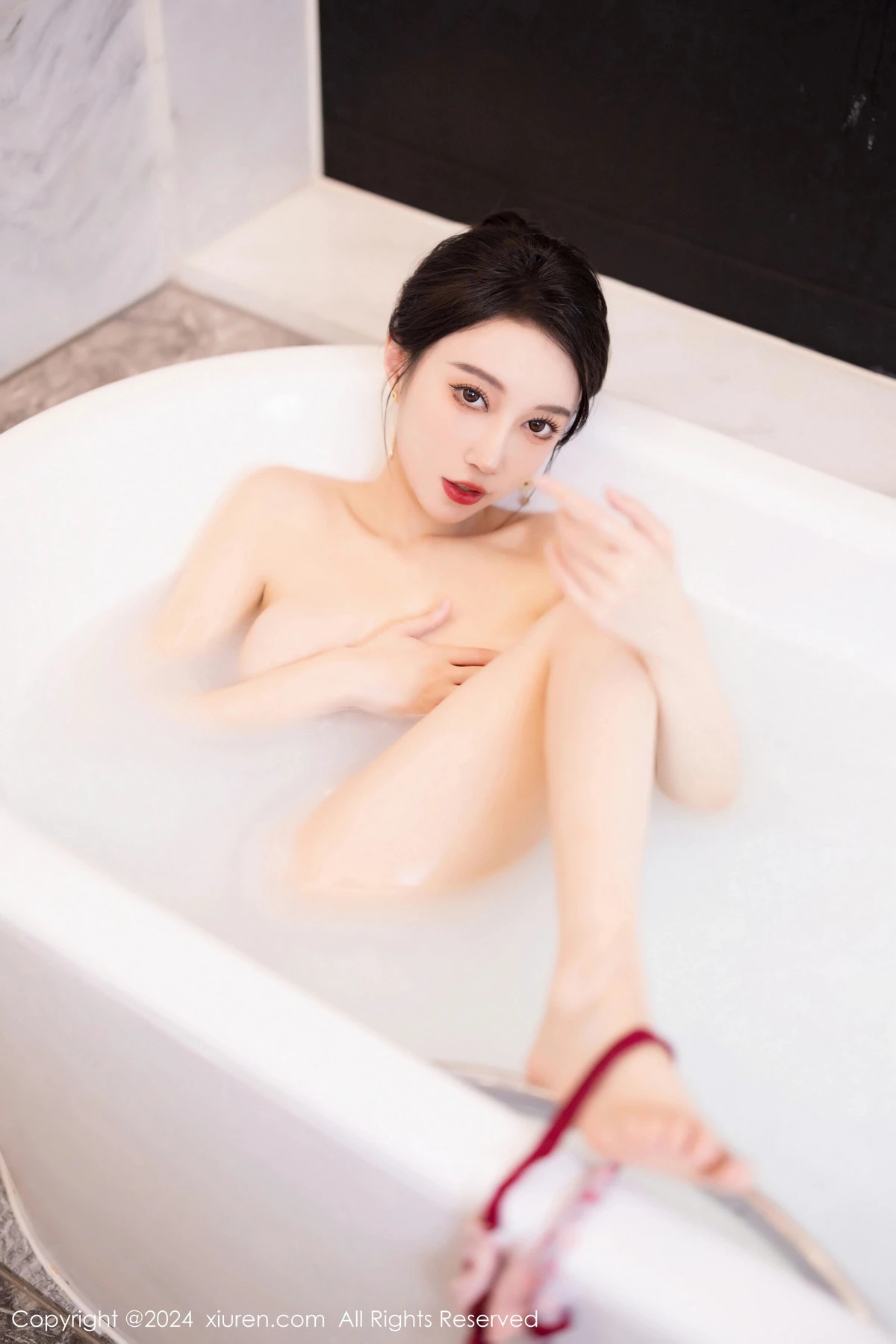 [[XiuRen秀人网]秀人网]No.8479_模特玥儿玥浴室场景性感红色旗袍配开档黑丝秀曼妙身姿诱惑写真70P