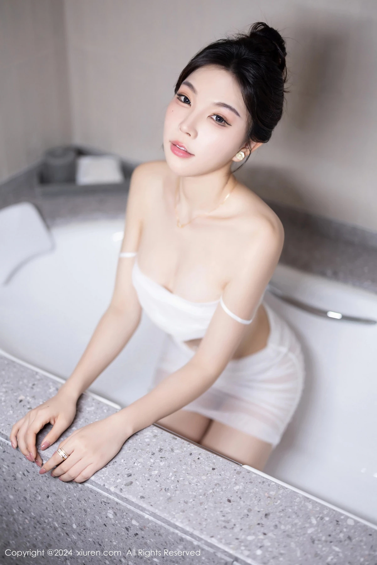 [[XiuRen秀人网]秀人网]No.8491_女神徐莉芝Booty性感杏色连衣短裙配白丝袜秀曼妙身姿迷人写真85P