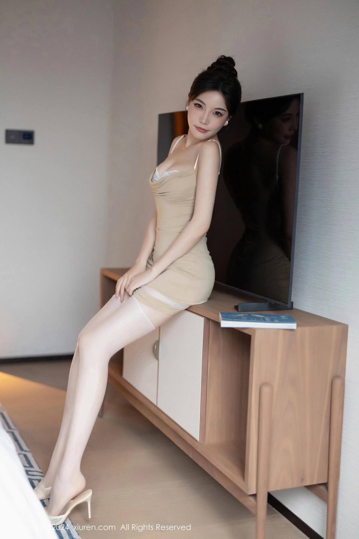 [[XiuRen秀人网]秀人网]No.8491_女神徐莉芝Booty性感杏色连衣短裙配白丝袜秀曼妙身姿迷人写真85P