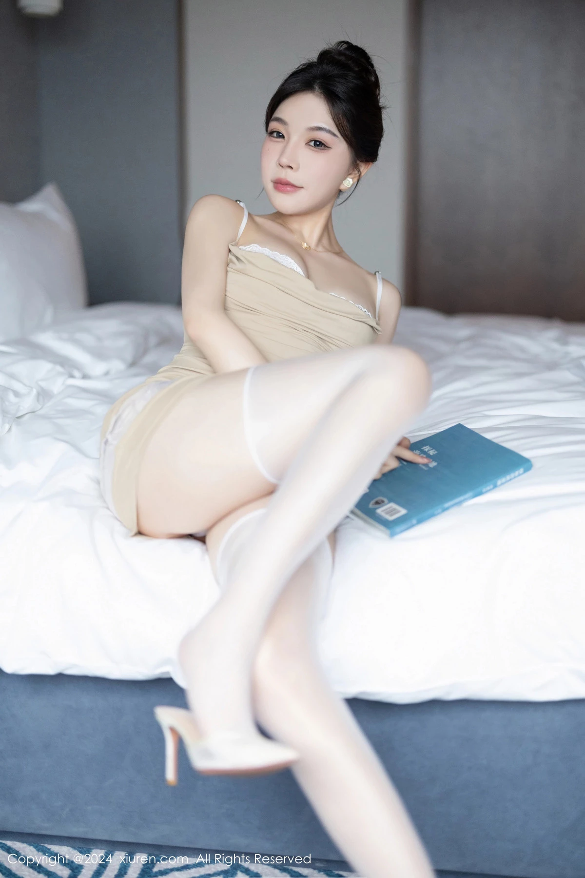 [[XiuRen秀人网]秀人网]No.8491_女神徐莉芝Booty性感杏色连衣短裙配白丝袜秀曼妙身姿迷人写真85P