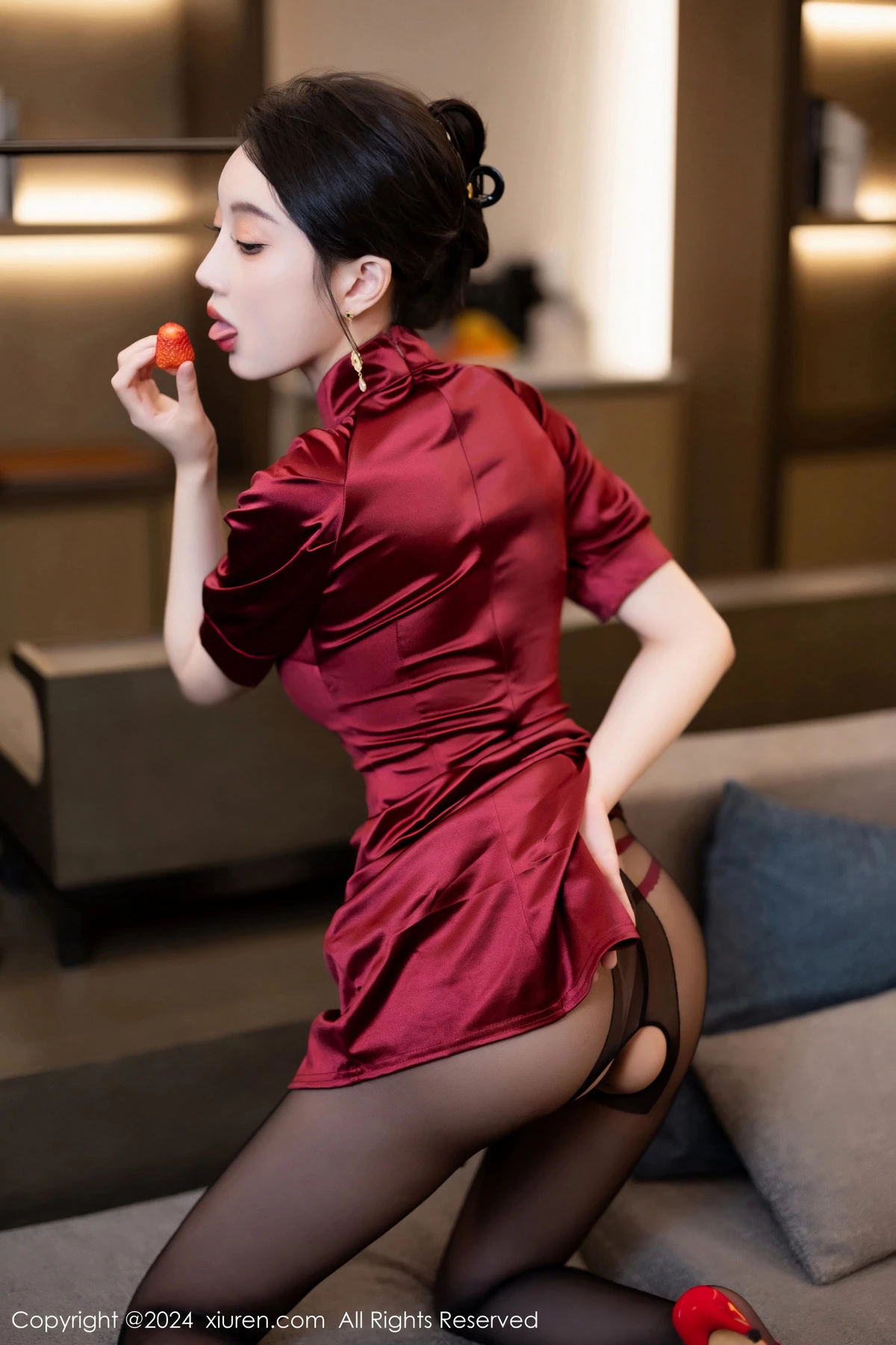 [[XiuRen秀人网]秀人网]No.8479_模特玥儿玥浴室场景性感红色旗袍配开档黑丝秀曼妙身姿诱惑写真70P