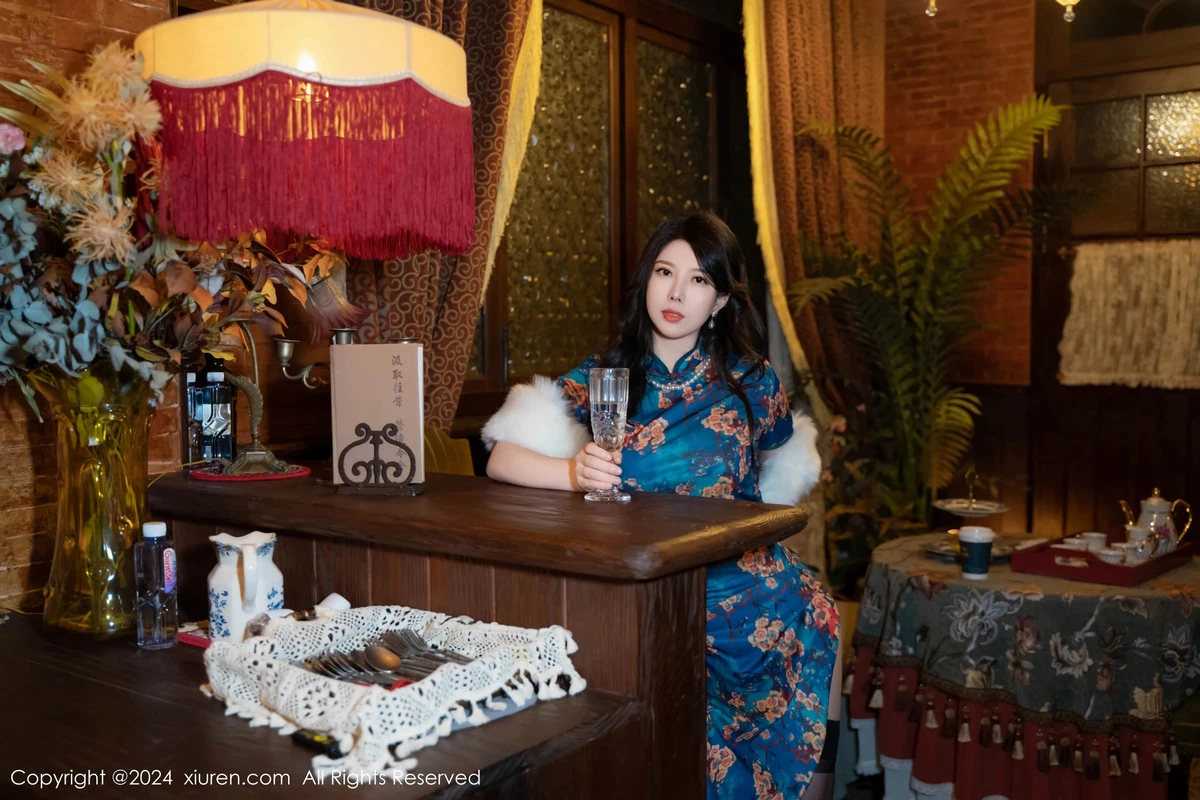 [[XiuRen秀人网]秀人网]No.8476_模特白茹雪性感深色旗袍露红色内衣配黑丝袜秀完美身材诱惑写真60P