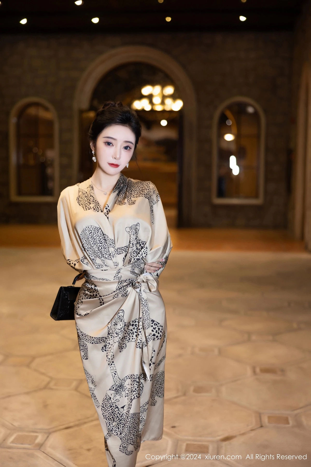 [[XiuRen秀人网]秀人网]No.8510_女神王馨瑶yanni性感睡衣露灰绿色内衣配超薄黑丝完美诱惑写真82P