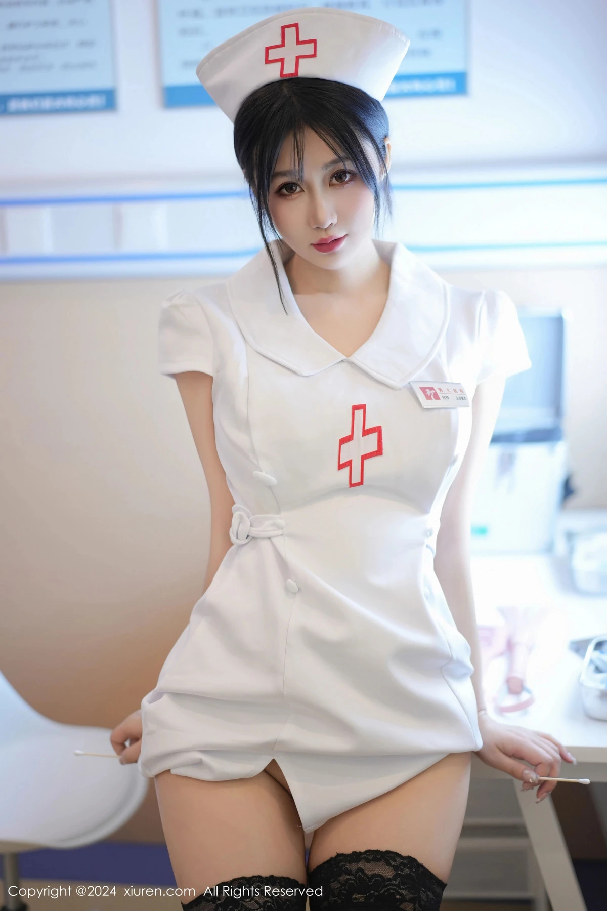 [[XiuRen秀人网]秀人网]No.8512_模特laura阿姣性感白色护士服配黑丝袜半脱秀豪乳翘臀诱惑写真87P