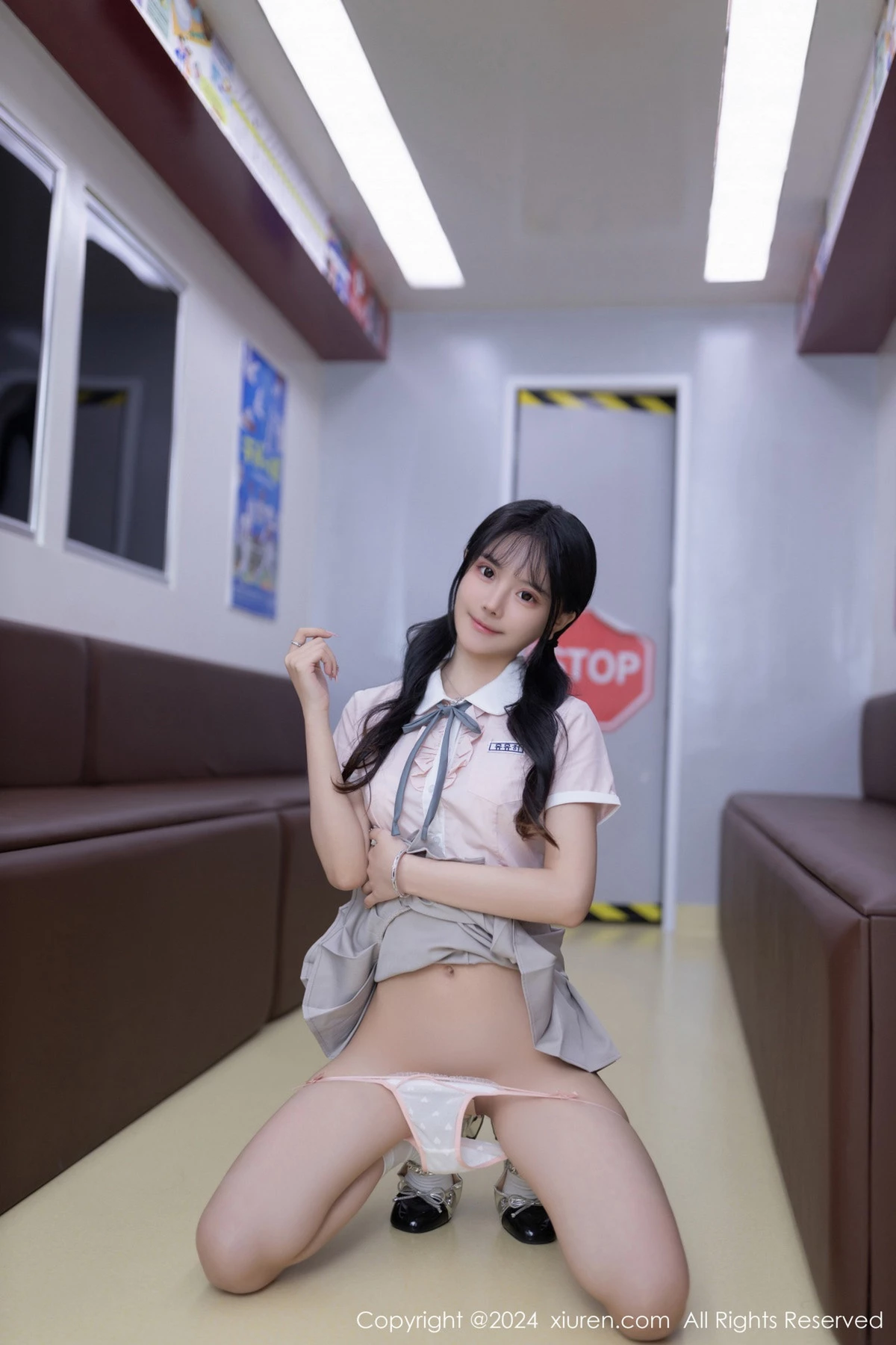 [[XiuRen秀人网]秀人网]No.8515_模特幼幼地铁场景性感浅色学妹制服半脱秀完美身材迷人诱惑写真80P