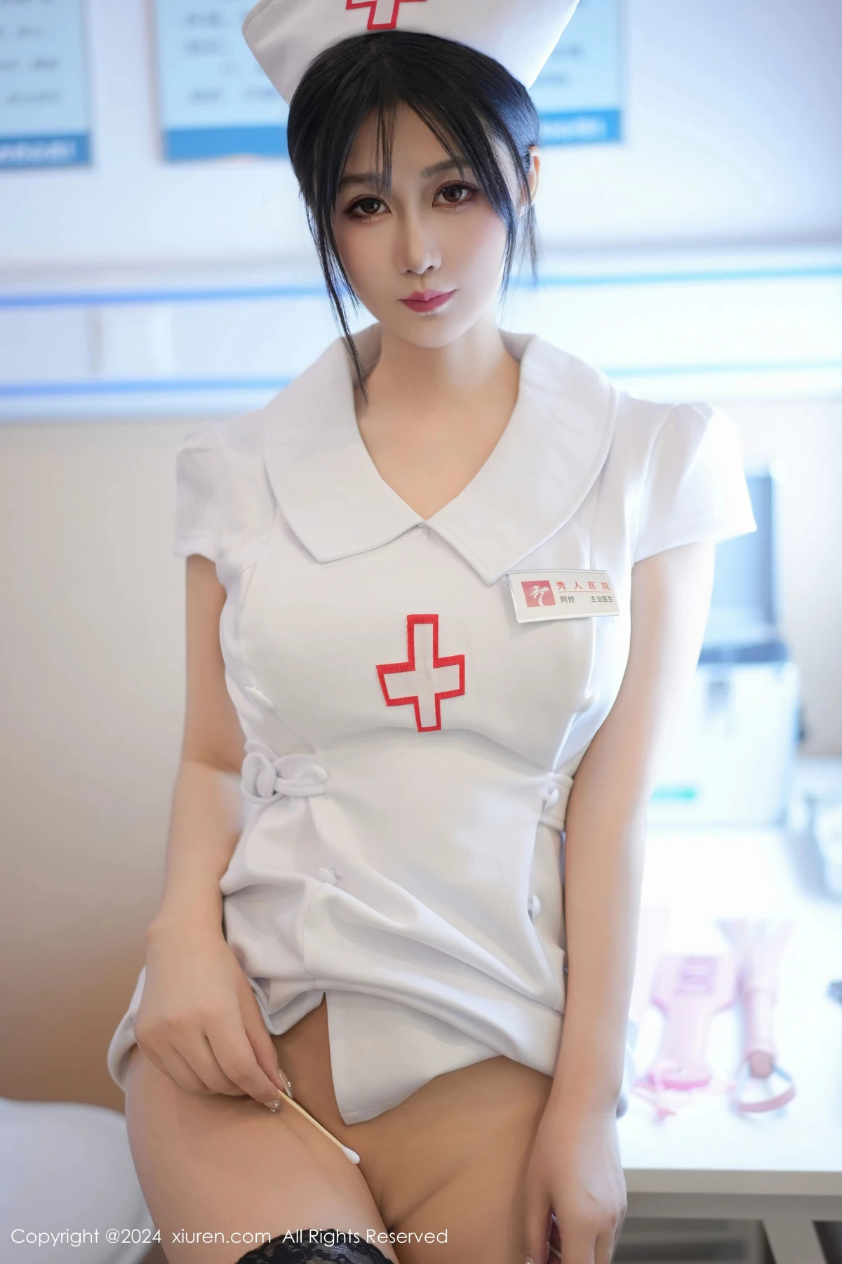 [[XiuRen秀人网]秀人网]No.8512_模特laura阿姣性感白色护士服配黑丝袜半脱秀豪乳翘臀诱惑写真87P