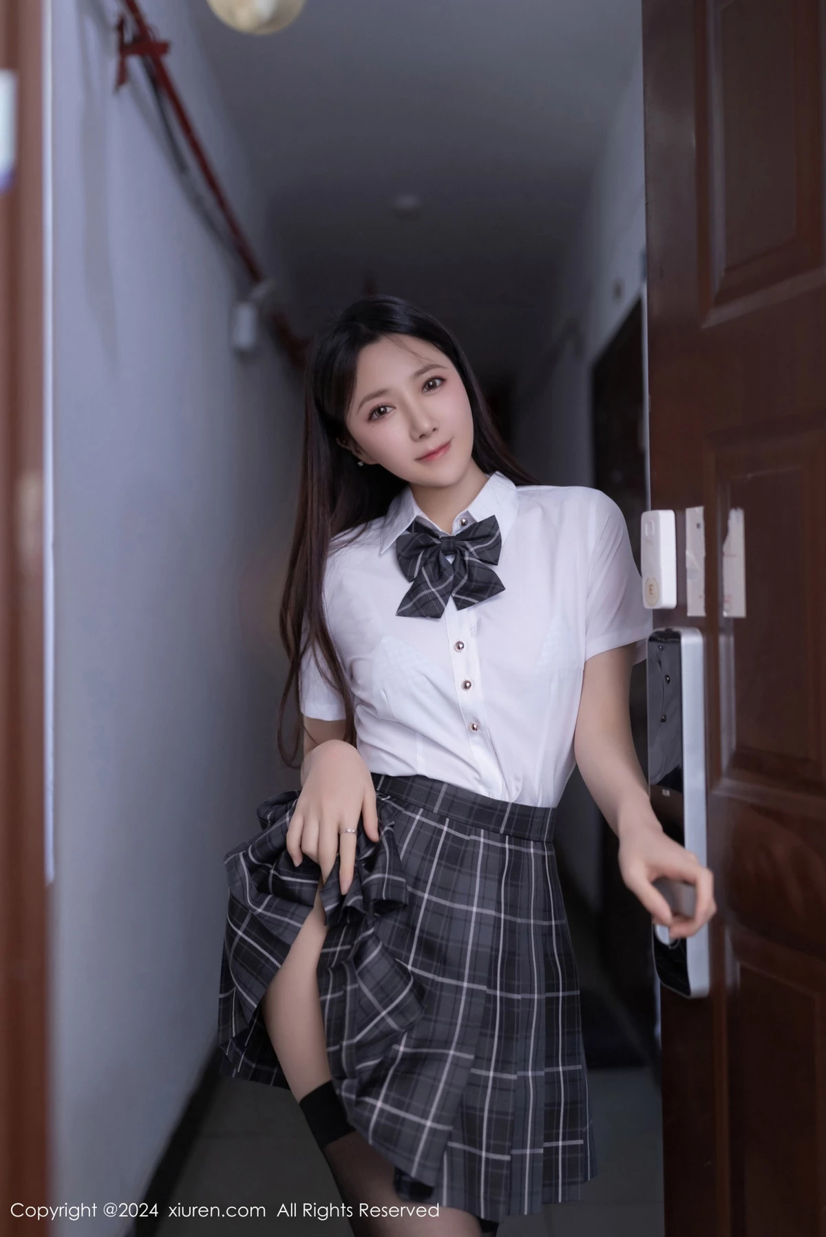 [[XiuRen秀人网]秀人网]No.8516_模特鱼子酱Fish性感白色衬衫配格子短裙露超薄黑丝撩人诱惑写真80P