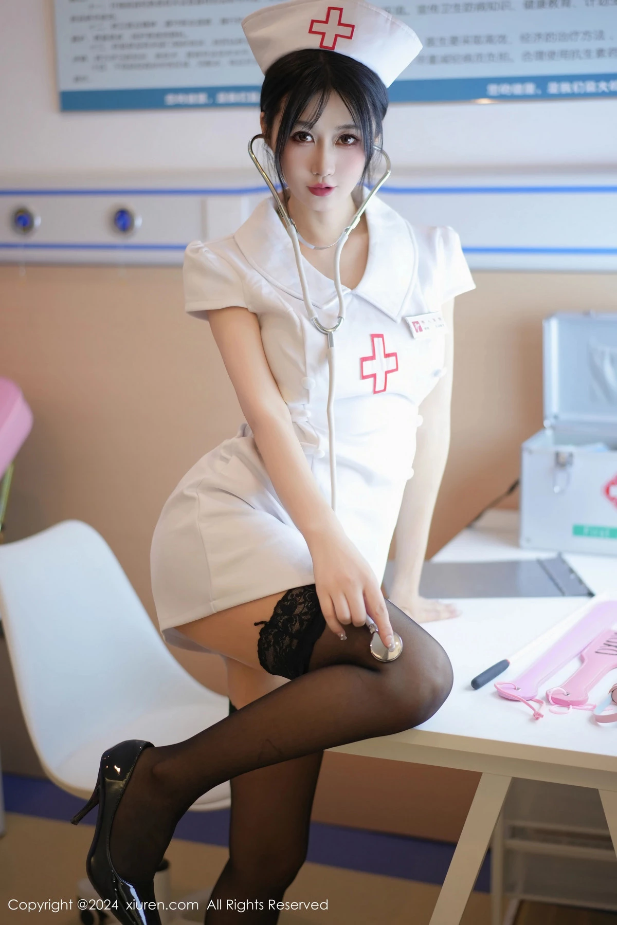 [[XiuRen秀人网]秀人网]No.8512_模特laura阿姣性感白色护士服配黑丝袜半脱秀豪乳翘臀诱惑写真87P