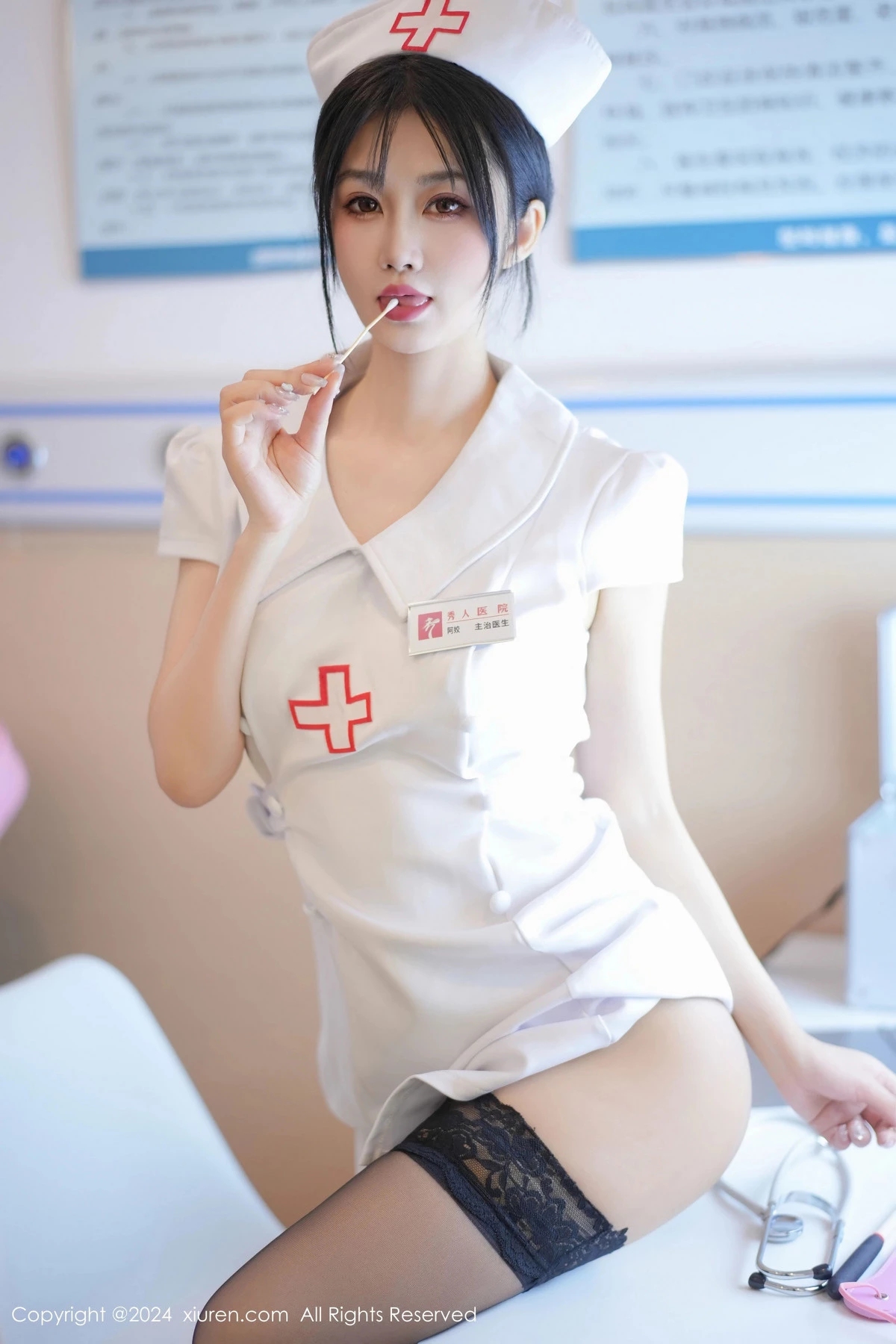 [[XiuRen秀人网]秀人网]No.8512_模特laura阿姣性感白色护士服配黑丝袜半脱秀豪乳翘臀诱惑写真87P