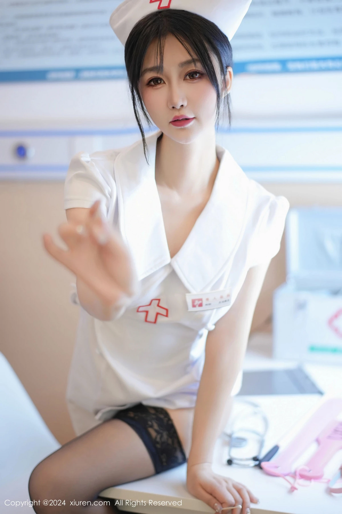 [[XiuRen秀人网]秀人网]No.8512_模特laura阿姣性感白色护士服配黑丝袜半脱秀豪乳翘臀诱惑写真87P