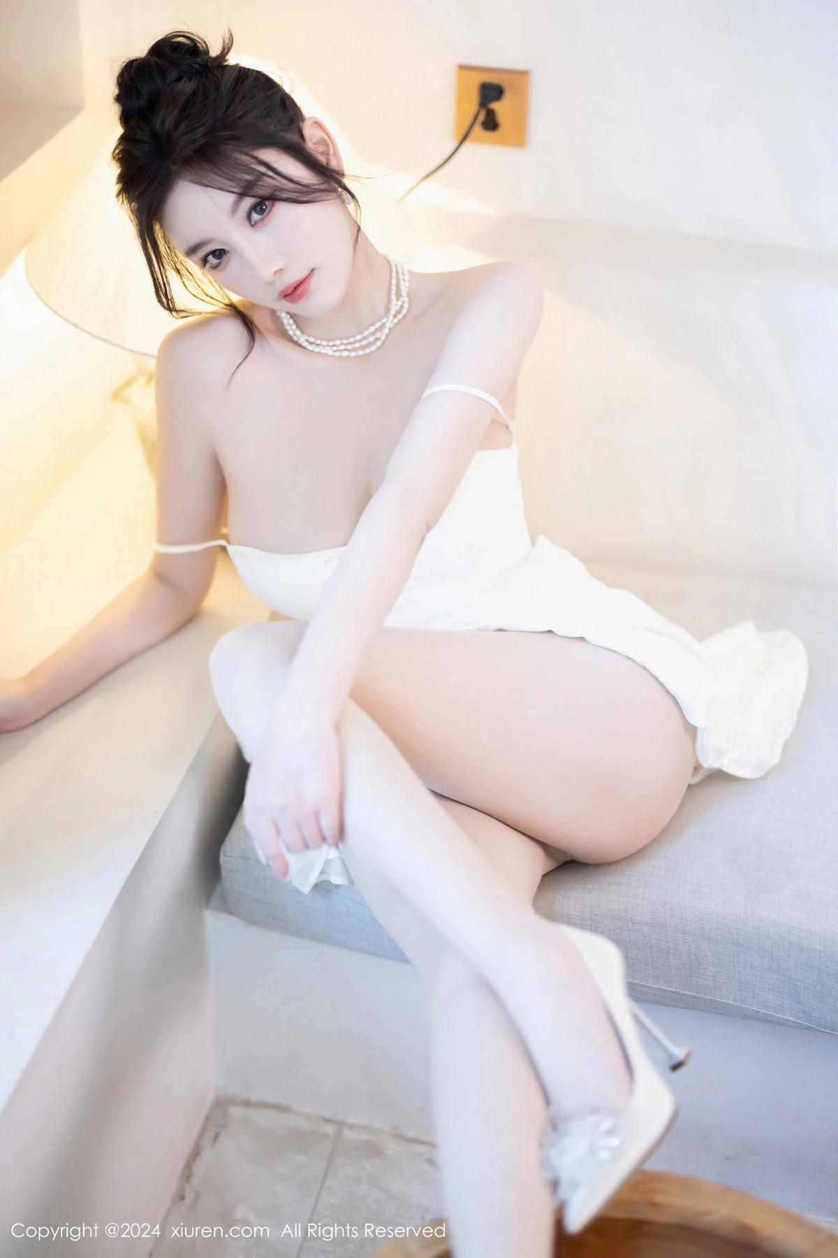 [[XiuRen秀人网]秀人网]No.8538_女神杨晨晨Yome性感白色连衣裙配白色丝袜秀完美身材诱惑写真81P