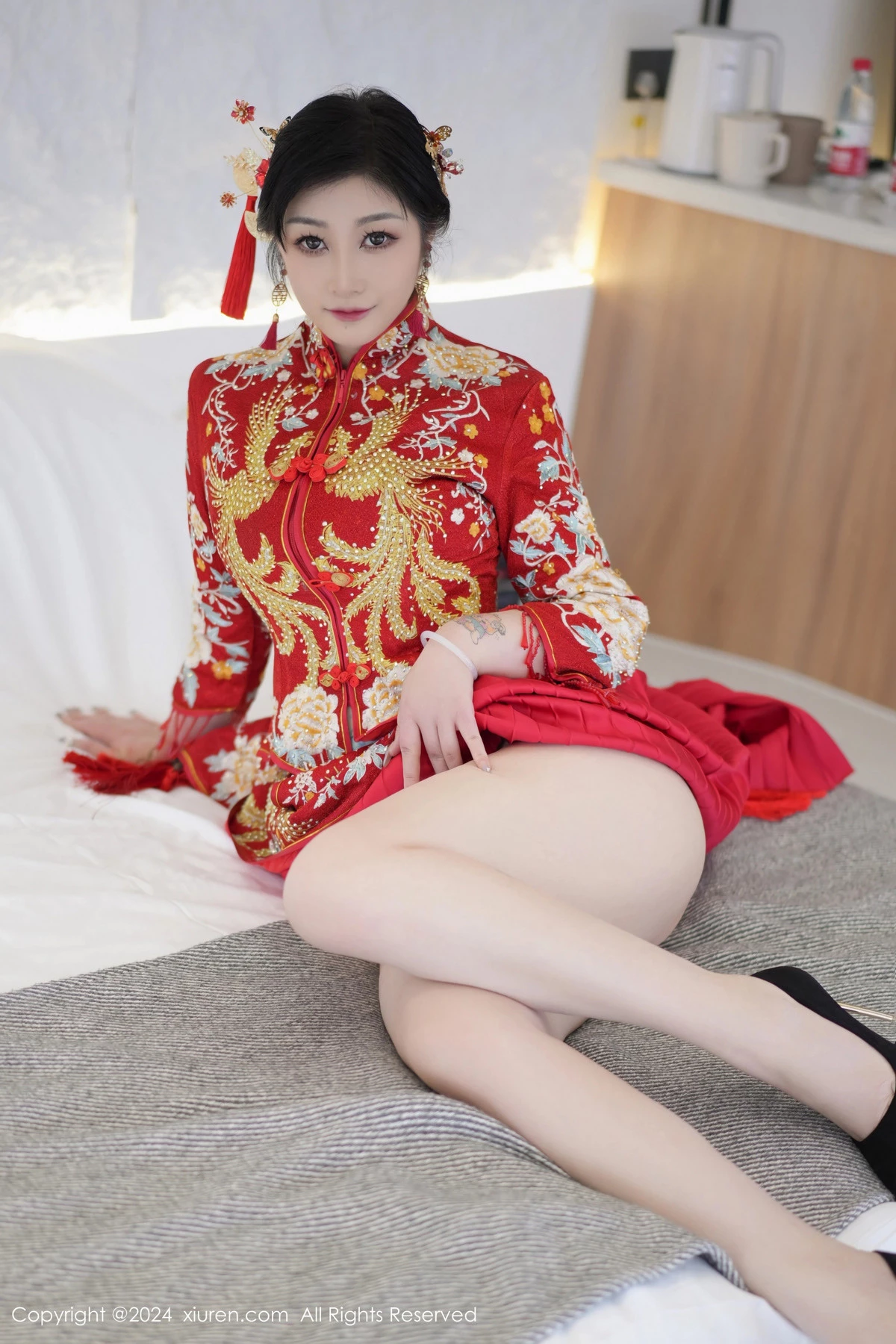 [[XiuRen秀人网]秀人网]No.8521_女神妲己_Toxic性感红色新娘装扮半脱秀丰腴身姿撩人诱惑写真71P