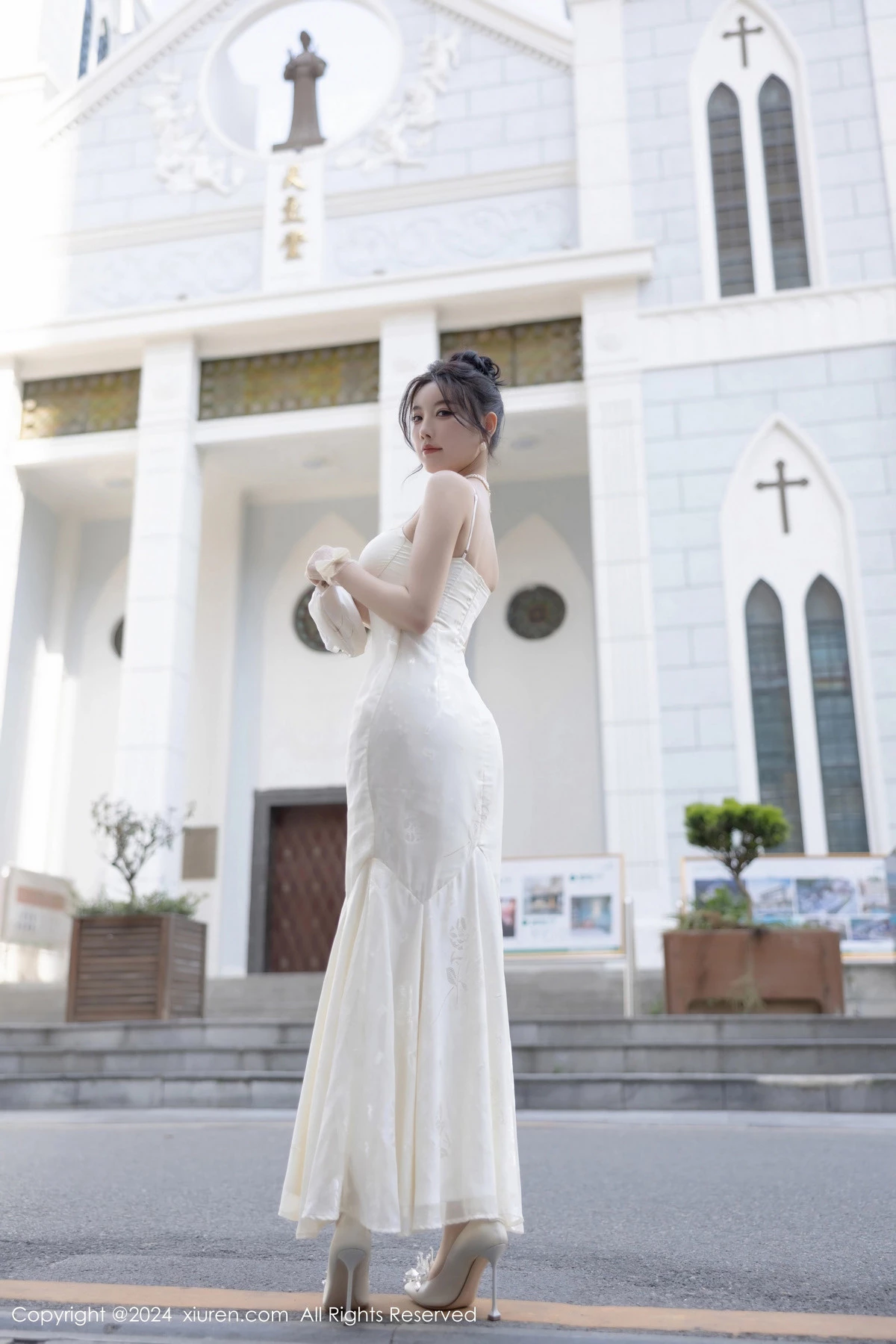 [[XiuRen秀人网]秀人网]No.8538_女神杨晨晨Yome性感白色连衣裙配白色丝袜秀完美身材诱惑写真81P