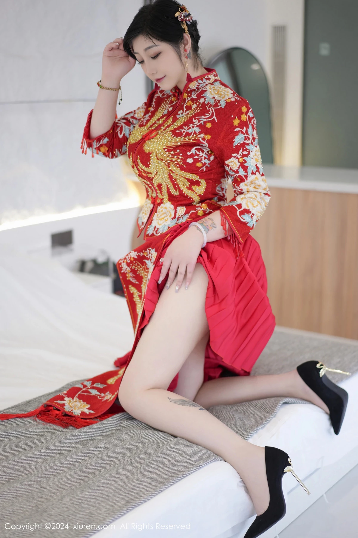 [[XiuRen秀人网]秀人网]No.8521_女神妲己_Toxic性感红色新娘装扮半脱秀丰腴身姿撩人诱惑写真71P