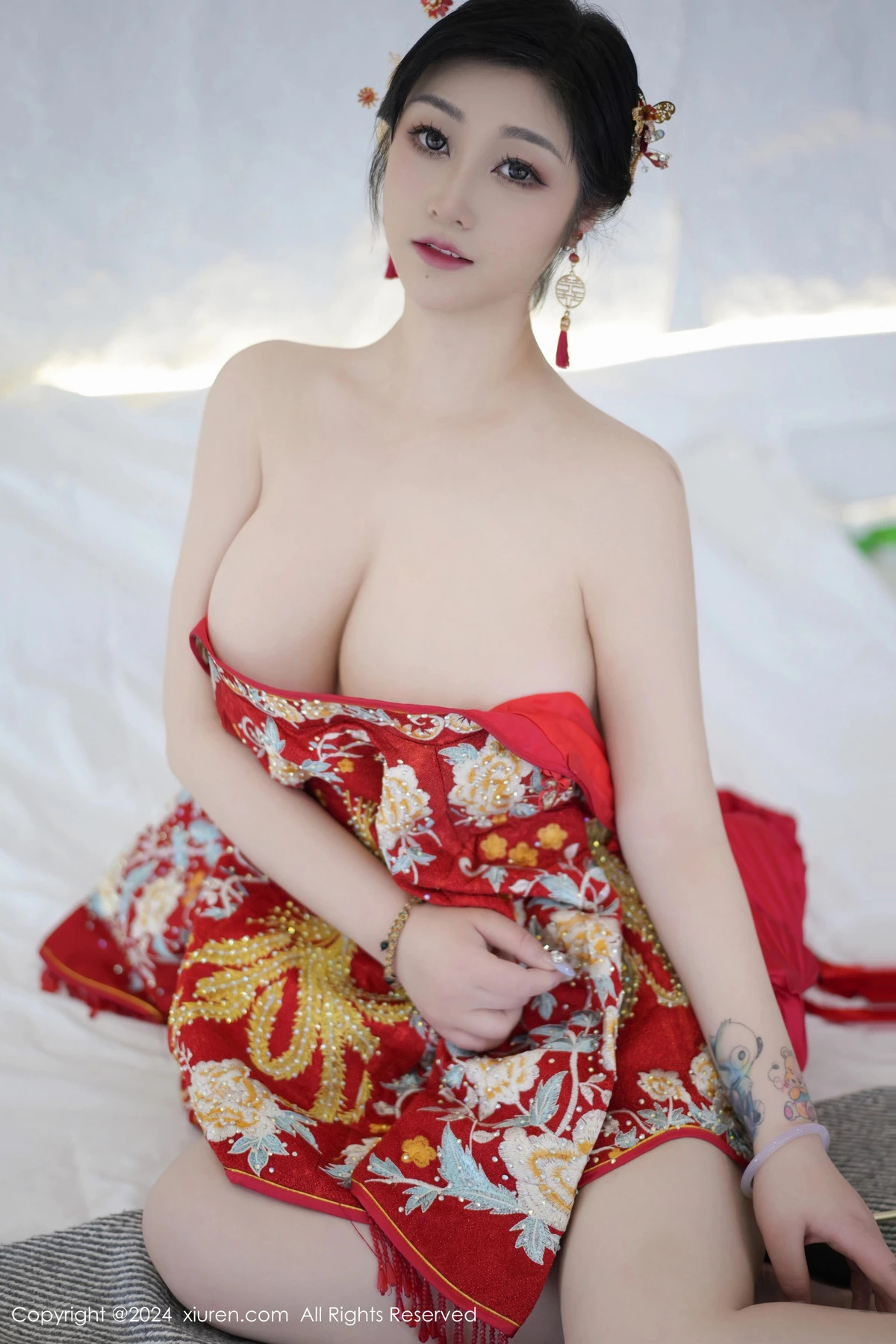 [[XiuRen秀人网]秀人网]No.8521_女神妲己_Toxic性感红色新娘装扮半脱秀丰腴身姿撩人诱惑写真71P