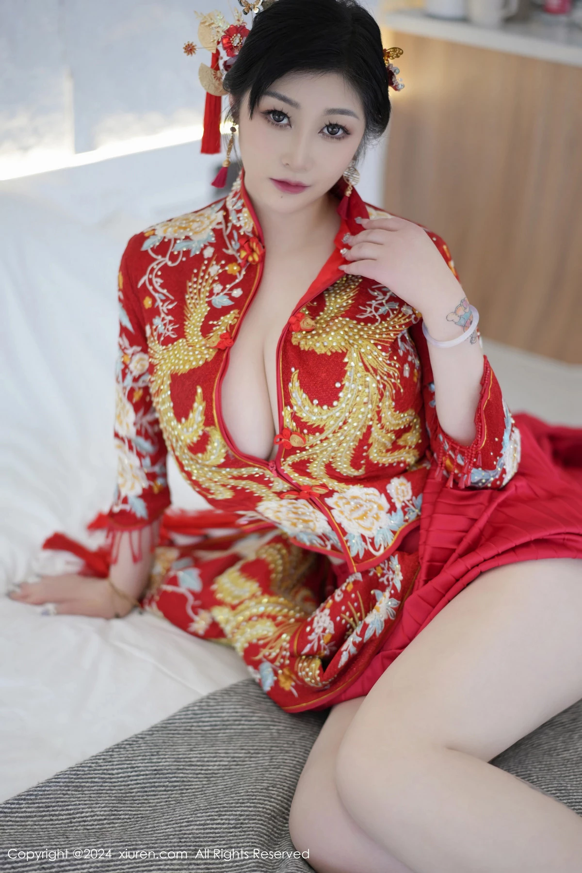 [[XiuRen秀人网]秀人网]No.8521_女神妲己_Toxic性感红色新娘装扮半脱秀丰腴身姿撩人诱惑写真71P