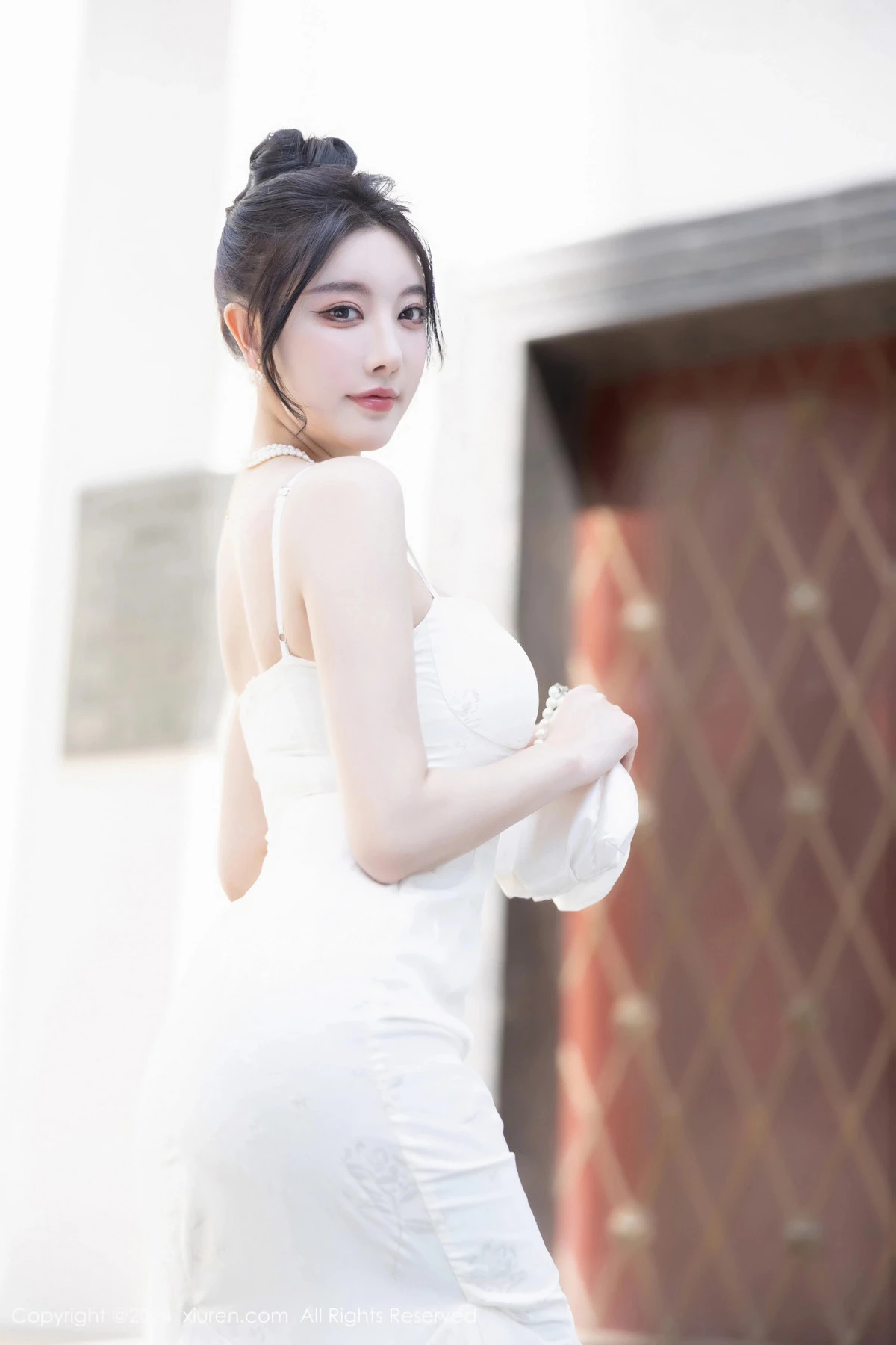[[XiuRen秀人网]秀人网]No.8538_女神杨晨晨Yome性感白色连衣裙配白色丝袜秀完美身材诱惑写真81P