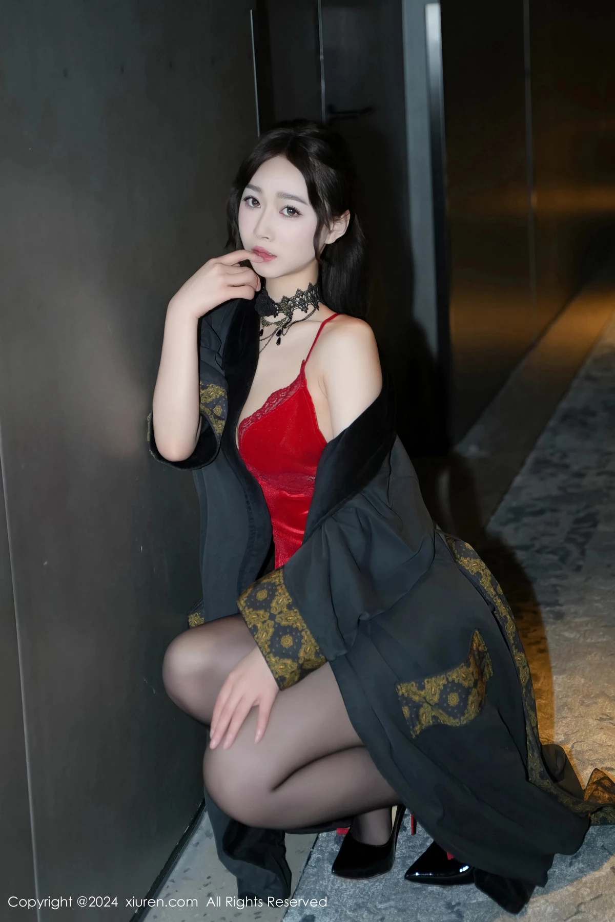 [[XiuRen秀人网]秀人网]No.8547_模特软糖爱喝奶性感红色吊带短裙配黑丝吊袜秀曼妙身姿诱惑写真73P