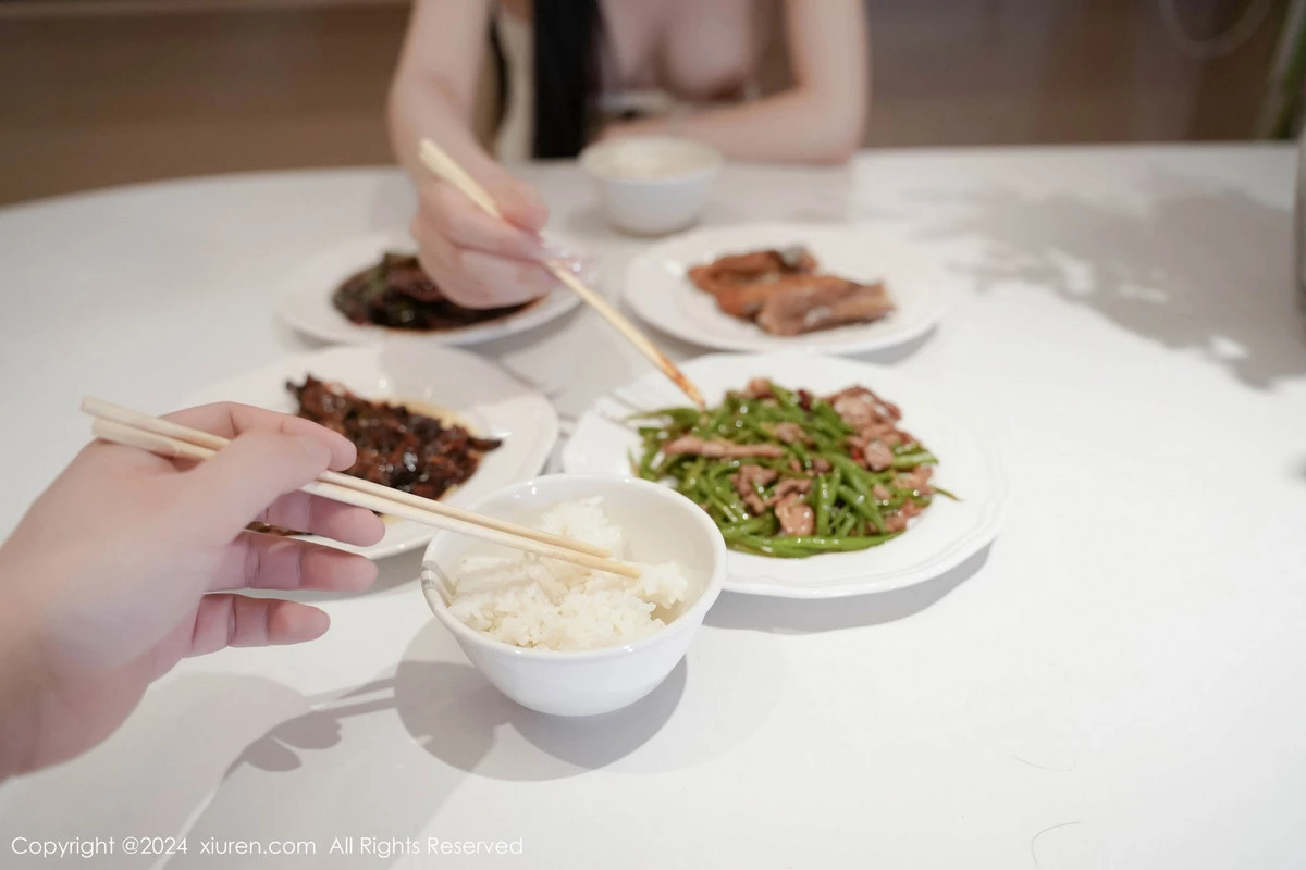 [[XiuRen秀人网]秀人网]No.8557_模特晚苏susu性感浅色OL服饰配原色丝袜秀完美身材诱惑写真111P