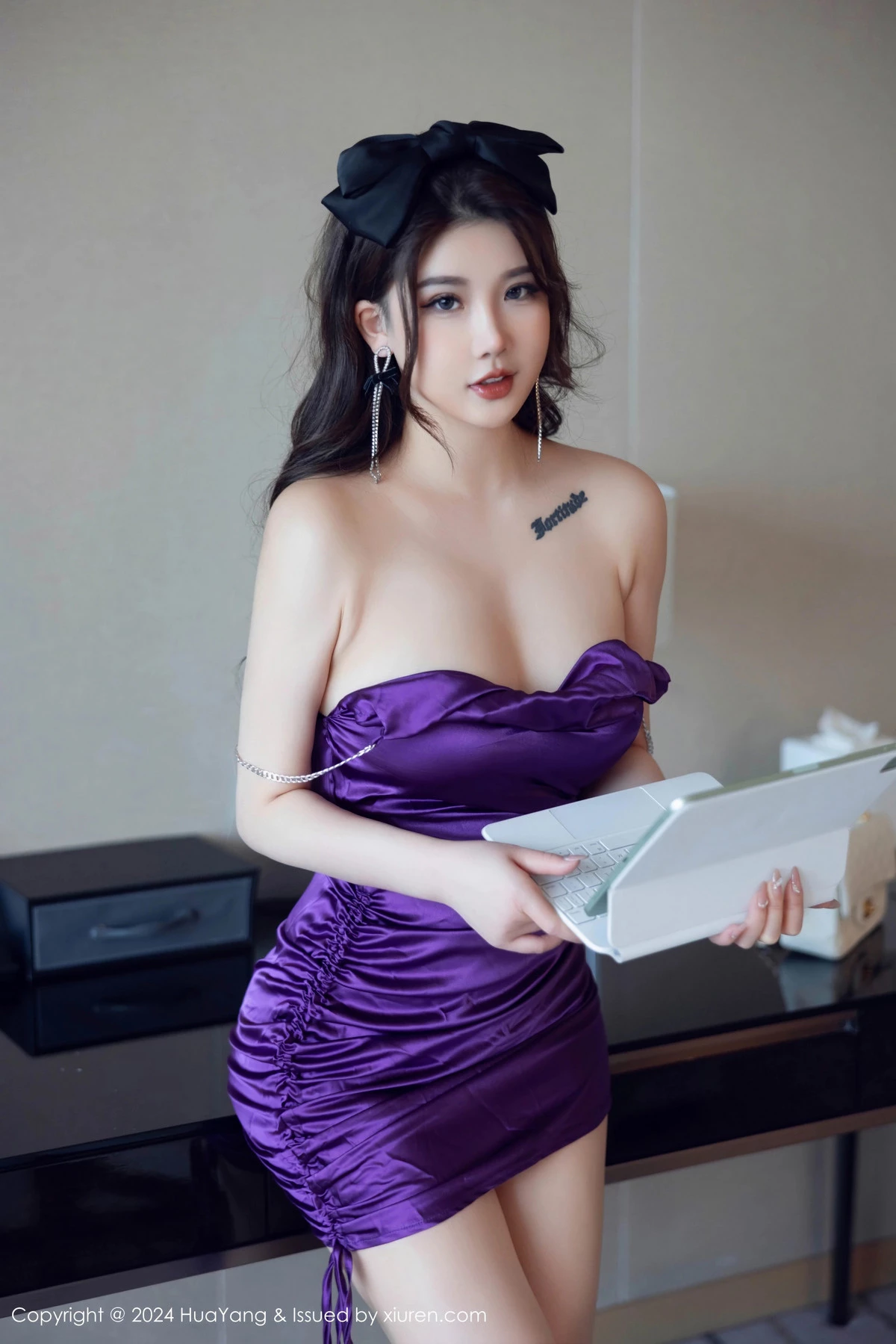 [HuaYang花漾]Vol.581_模特小海臀Rena性感紫色连衣短裙配开档肉丝秀翘臀美腿诱惑写真67P