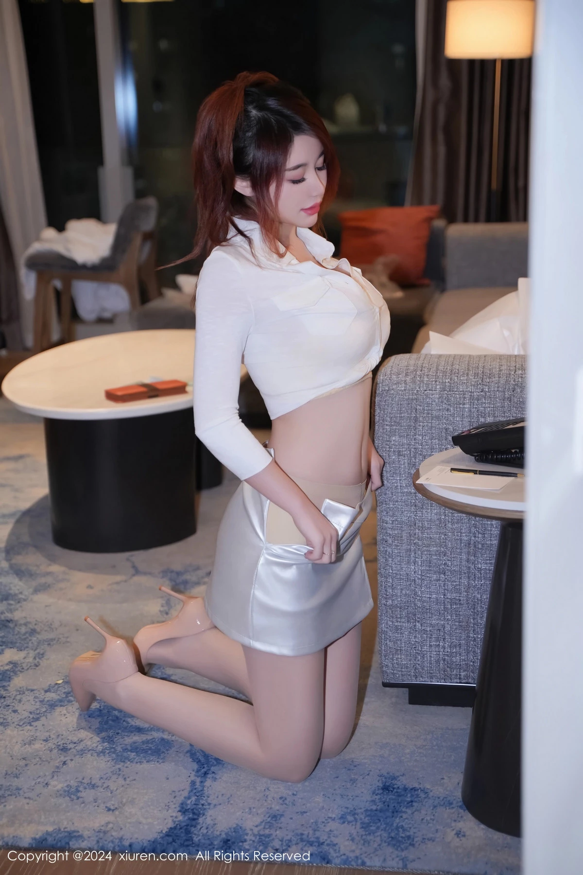 [[XiuRen秀人网]秀人网]No.8542_模特美七Mia性感白色上衣配短裙露黄色内衣秀完美身材诱惑写真77P