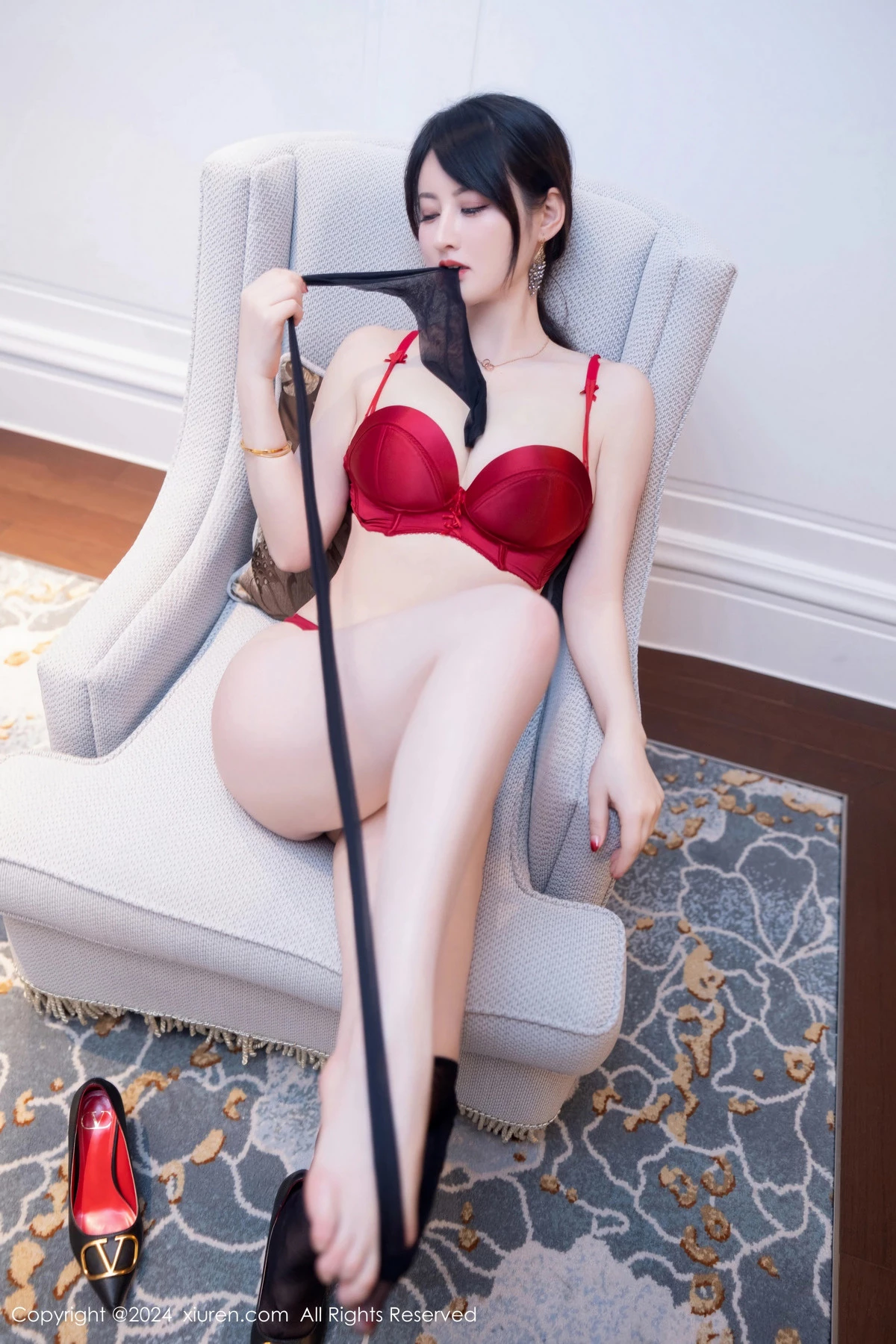 [[XiuRen秀人网]秀人网]No.8569_模特诗诗kiki性感黑色OL服饰露红色内衣秀丰腴身材撩人诱惑写真83P