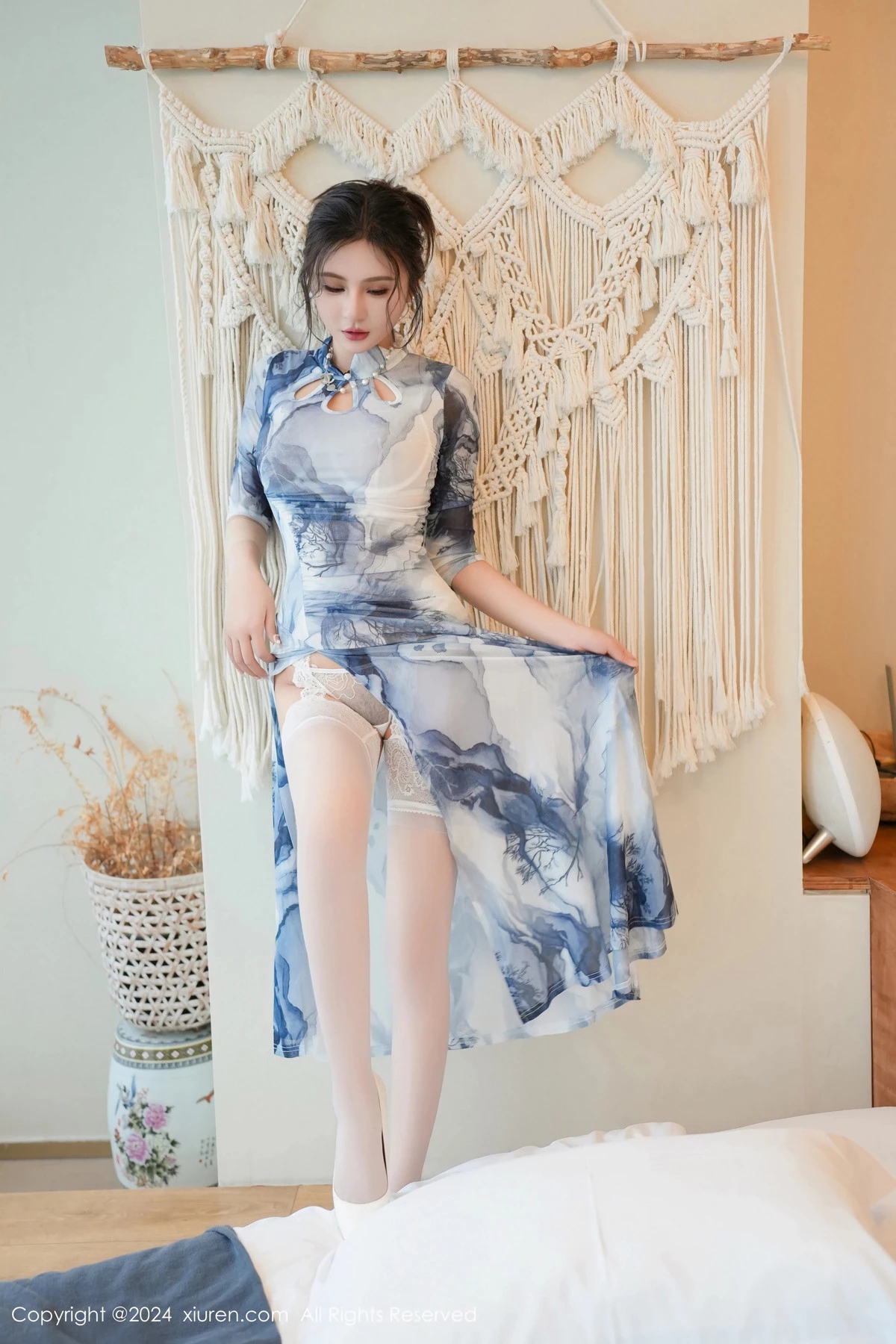 [[XiuRen秀人网]秀人网]No.8587_模特Emily尹菲性感白色蕾丝内衣配白丝吊袜秀惹火身材诱惑写真117P