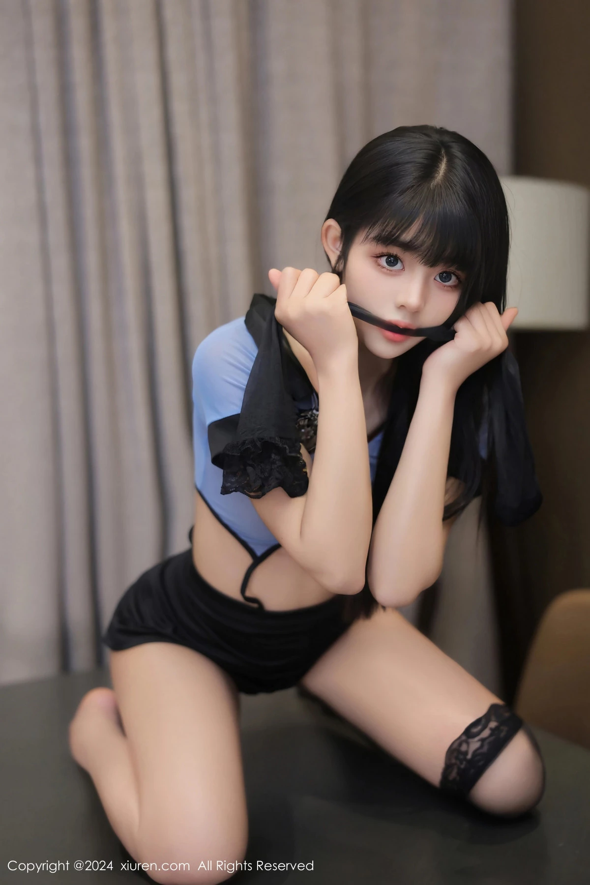 [[XiuRen秀人网]秀人网]No.8584_新人模特美少女@性感浅蓝色T恤配短裙露黑丝袜秀美腿诱惑写真79P