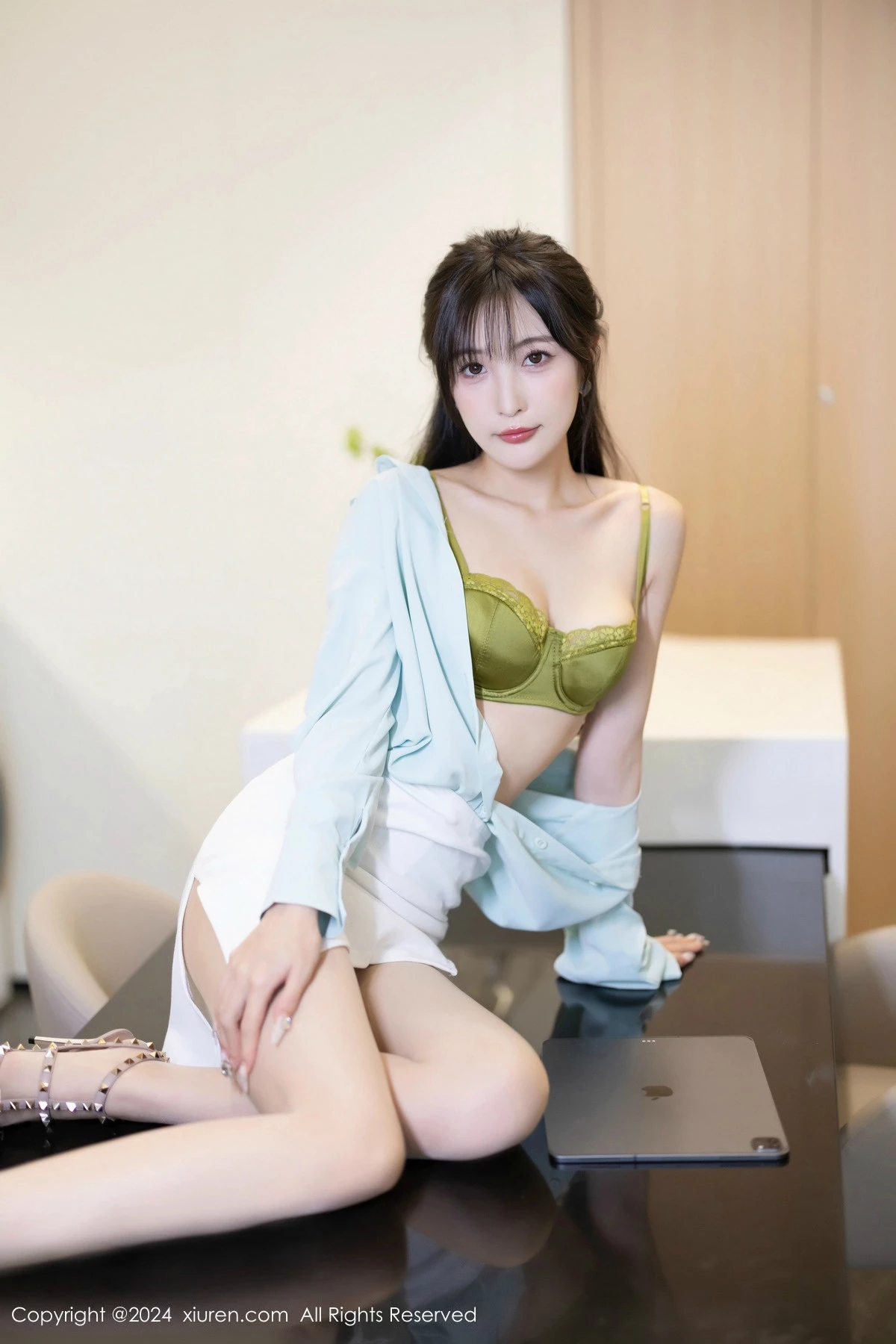 [[XiuRen秀人网]秀人网]No.8589_模特林星阑性感浅绿衬衫配白短裙露超薄肉丝秀曼妙身姿诱惑写真86P