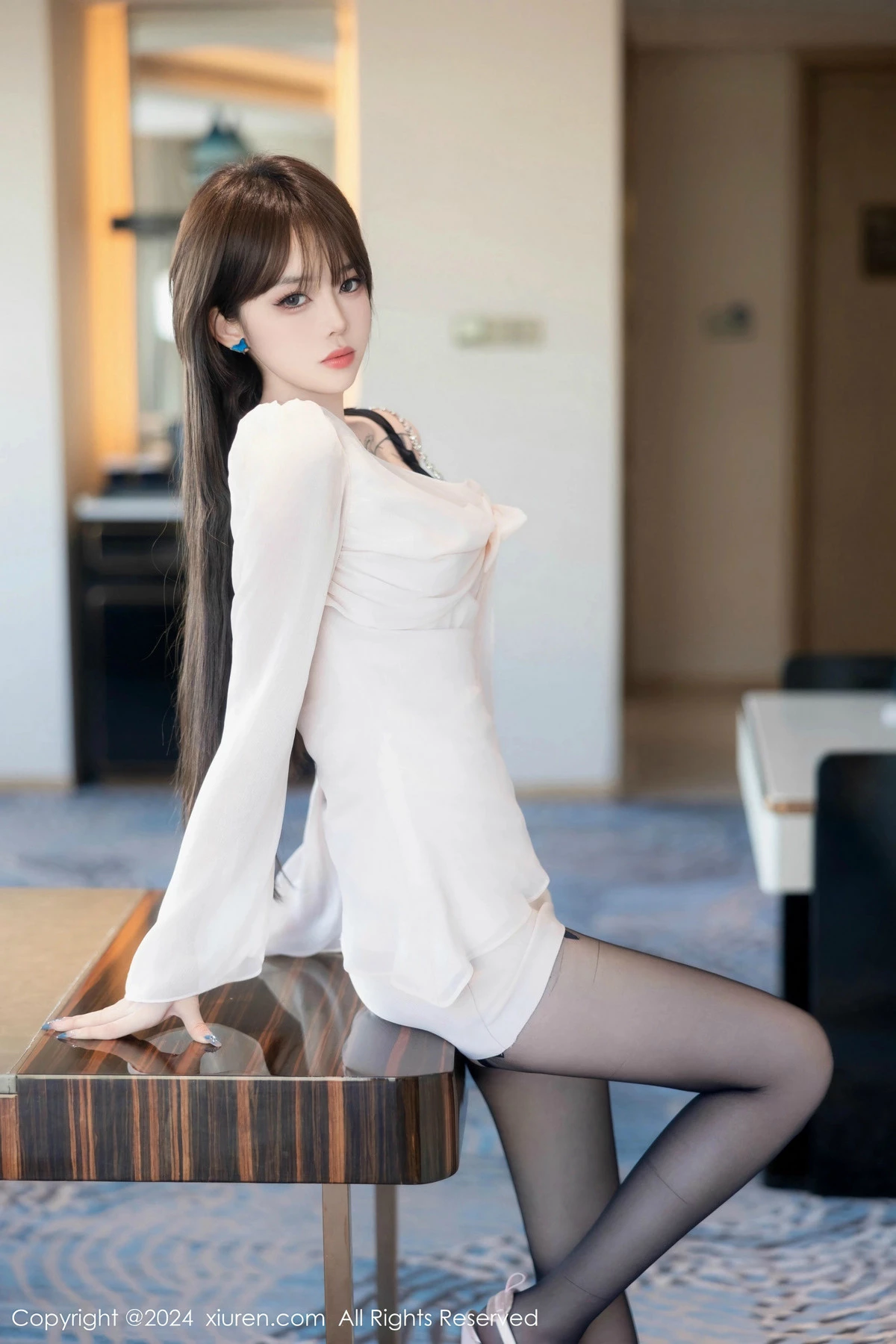 [[XiuRen秀人网]秀人网]No.8591_模特奶瓶性感白色上衣露黑色情趣服饰配黑丝吊袜秀美腿诱惑写真85P