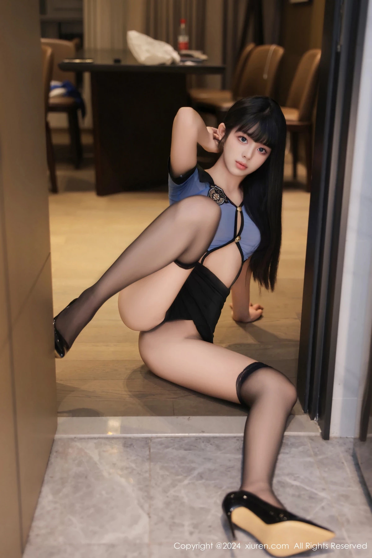 [[XiuRen秀人网]秀人网]No.8584_新人模特美少女@性感浅蓝色T恤配短裙露黑丝袜秀美腿诱惑写真79P