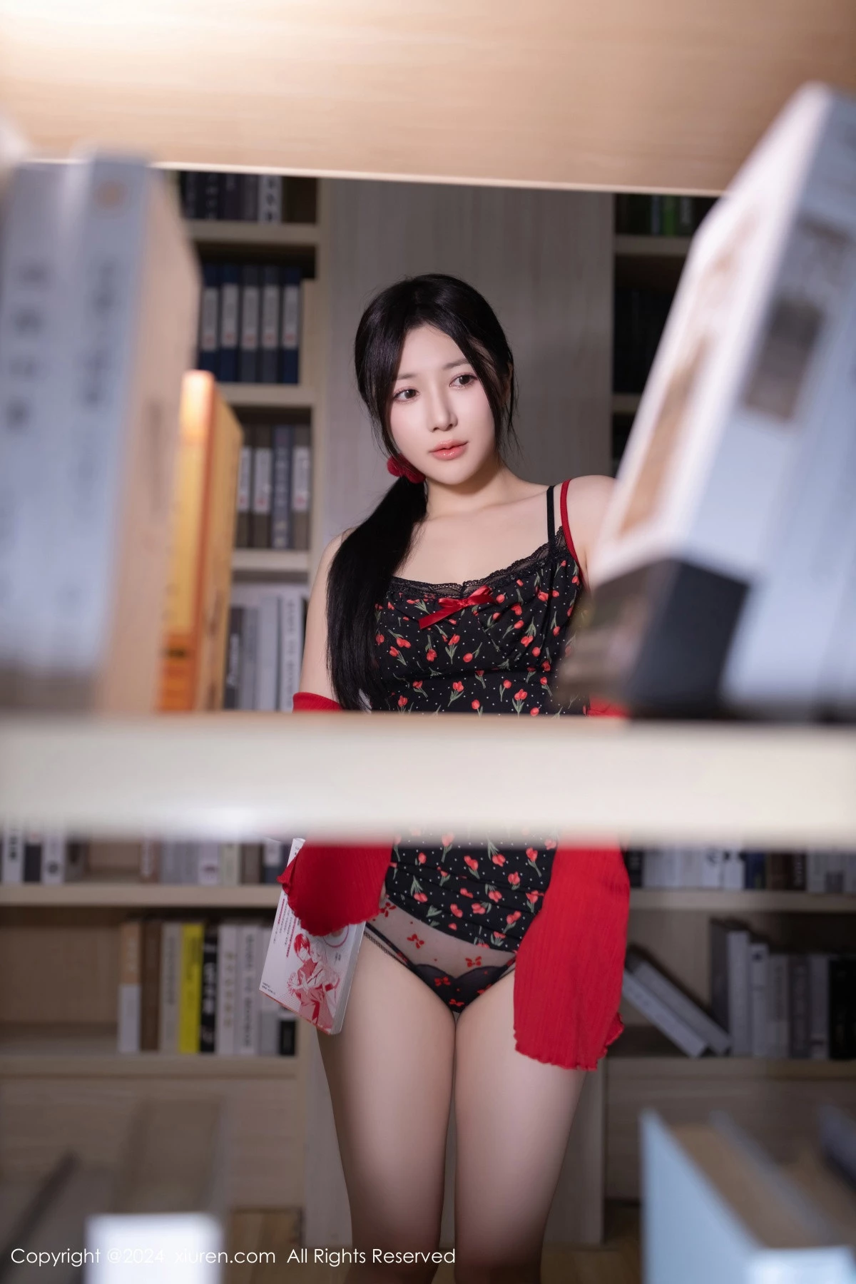 [[XiuRen秀人网]秀人网]No.8596_模特鱼子酱Fish图书馆场景花色吊带连衣短裙秀曼妙身姿诱惑写真81P