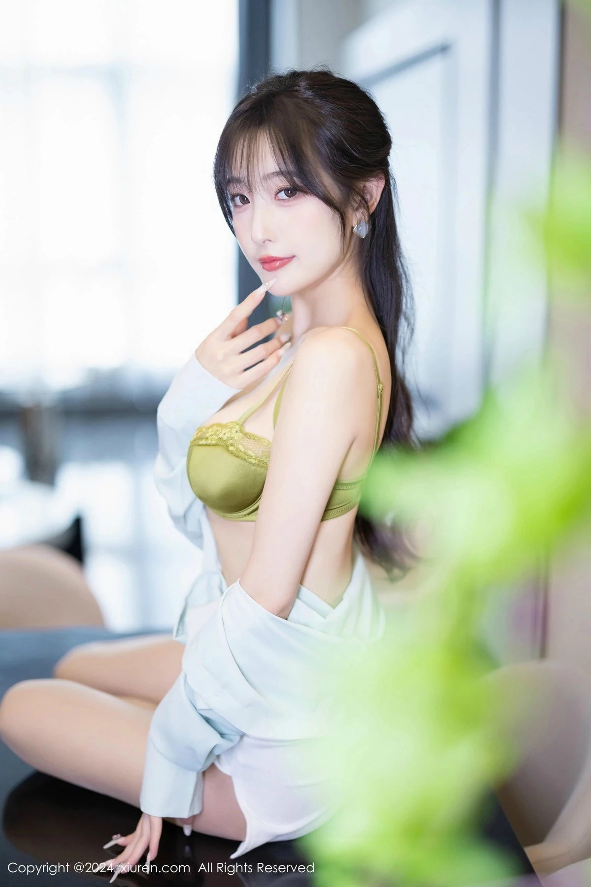 [[XiuRen秀人网]秀人网]No.8589_模特林星阑性感浅绿衬衫配白短裙露超薄肉丝秀曼妙身姿诱惑写真86P
