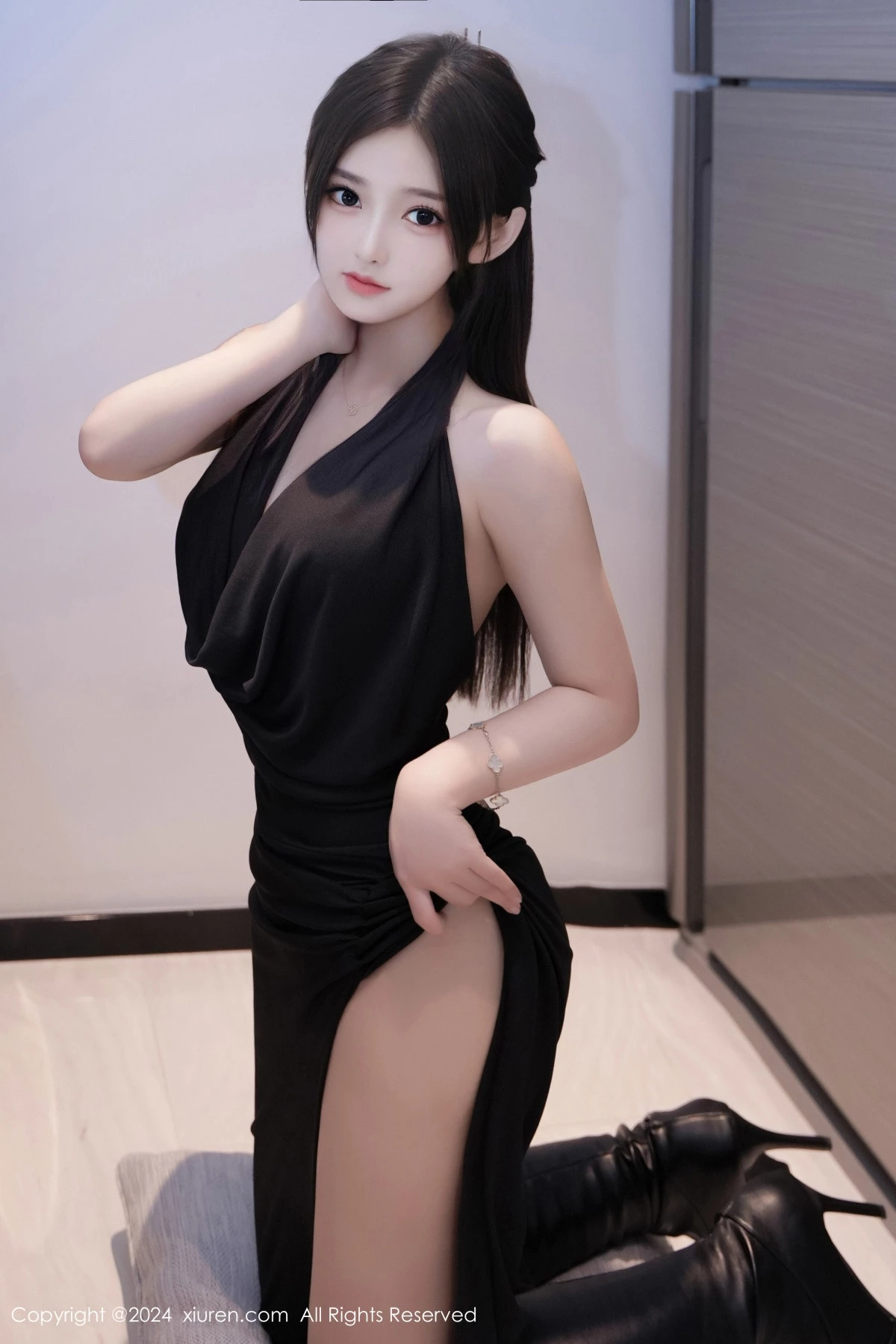 [[XiuRen秀人网]秀人网]No.8623_模特奶茶味的包子性感黑色连衣长裙配黑皮靴秀丰腴身材诱惑写真62P