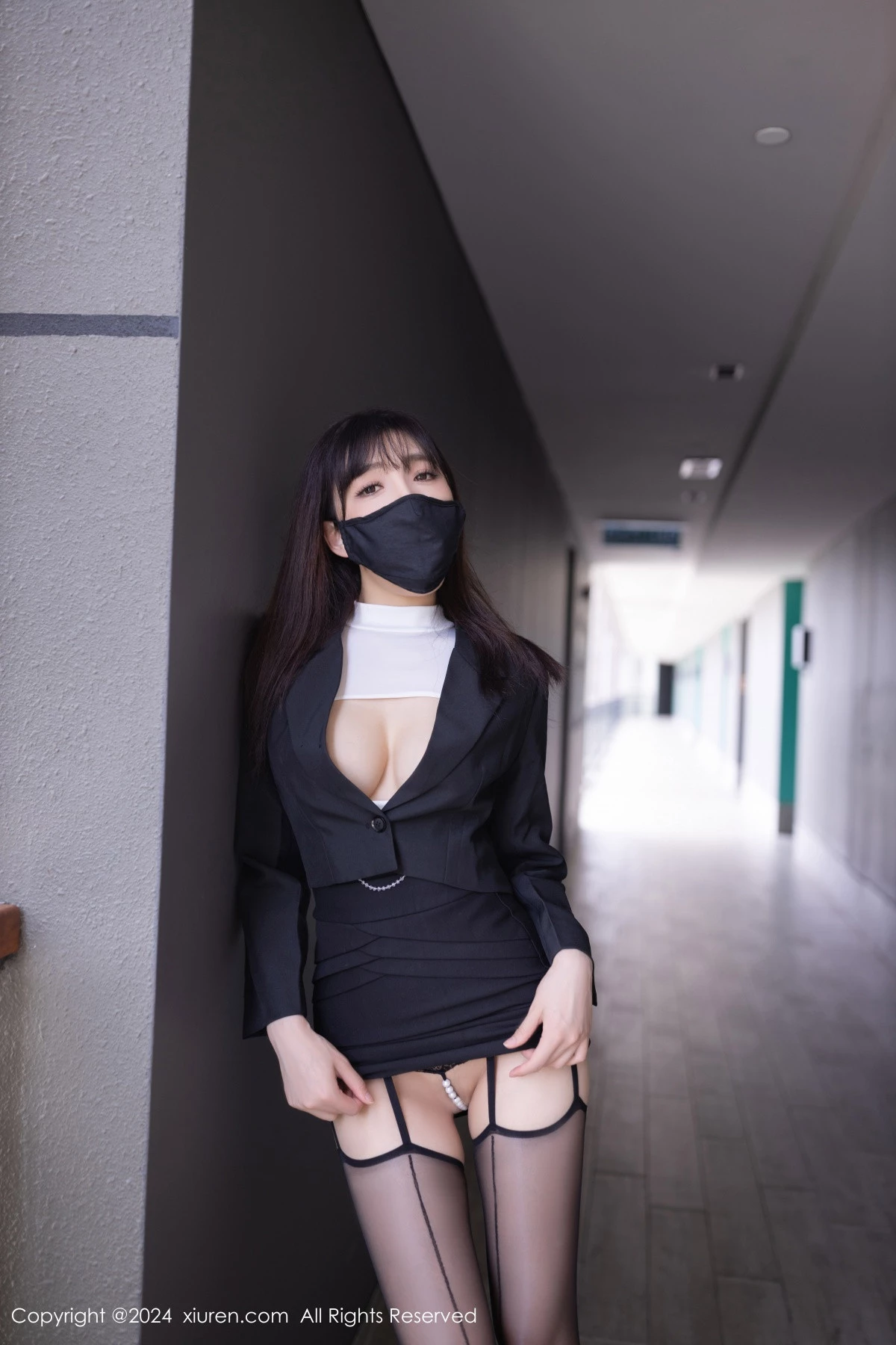 [[XiuRen秀人网]秀人网]No.8627_模特陆萱萱性感白色露胸服饰配黑丝吊袜秀完美身材迷人诱惑写真80P