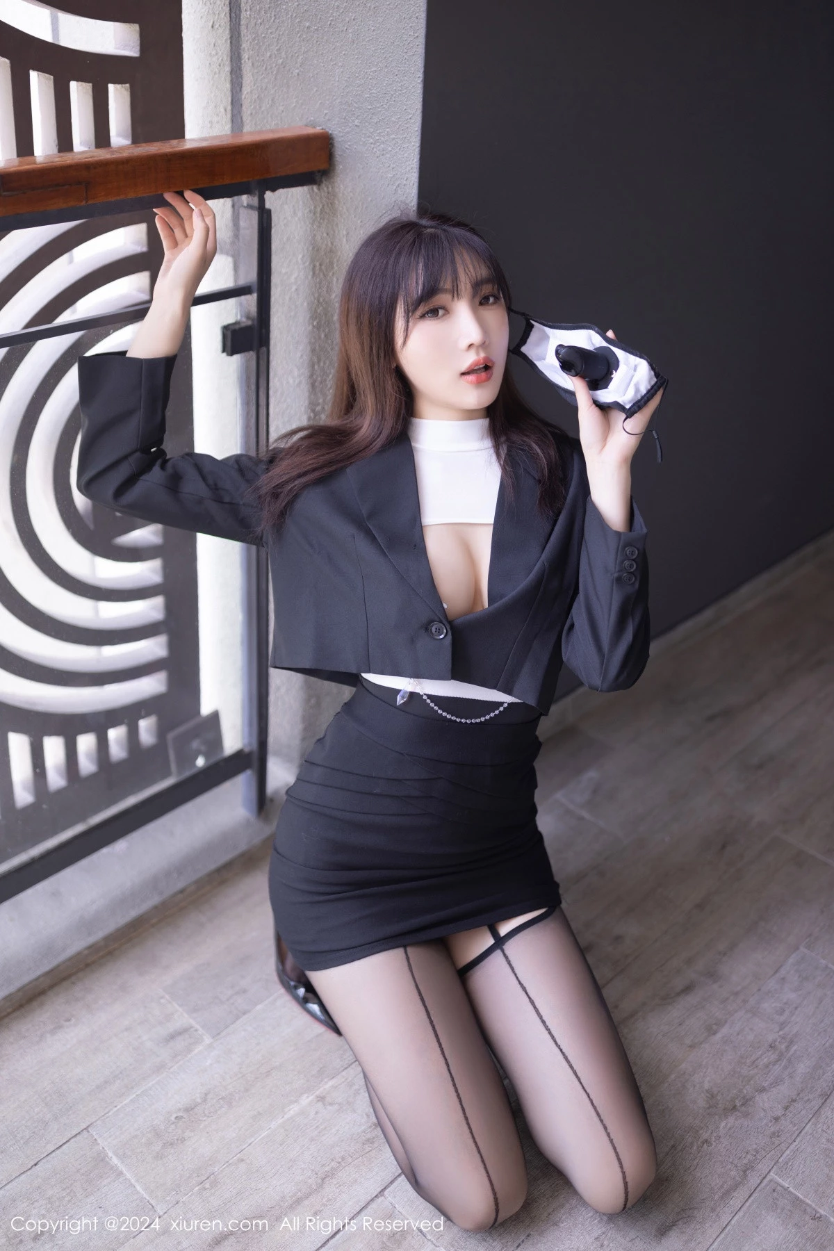 [[XiuRen秀人网]秀人网]No.8627_模特陆萱萱性感白色露胸服饰配黑丝吊袜秀完美身材迷人诱惑写真80P