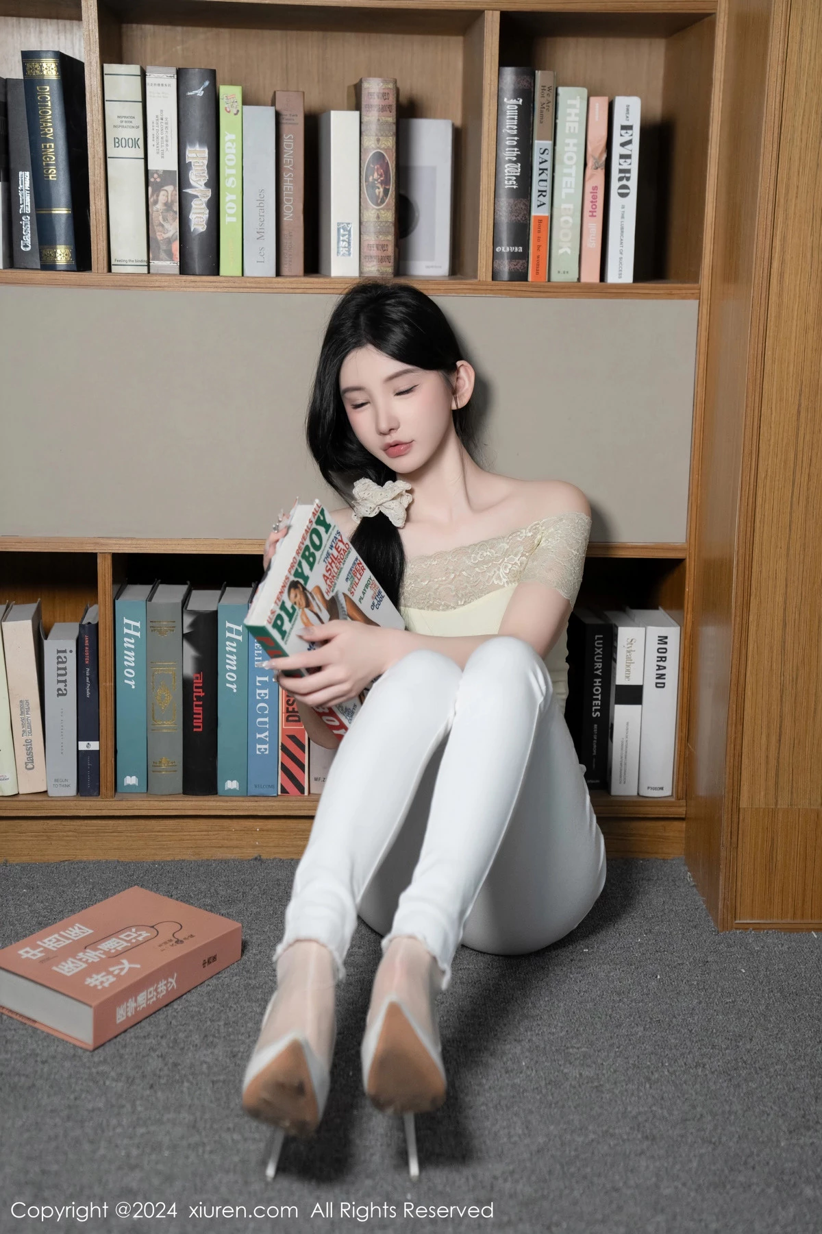 [[XiuRen秀人网]秀人网]No.8633_女神周于希Sally图书馆场景白色长裤露超薄肉丝秀美腿诱惑写真91P