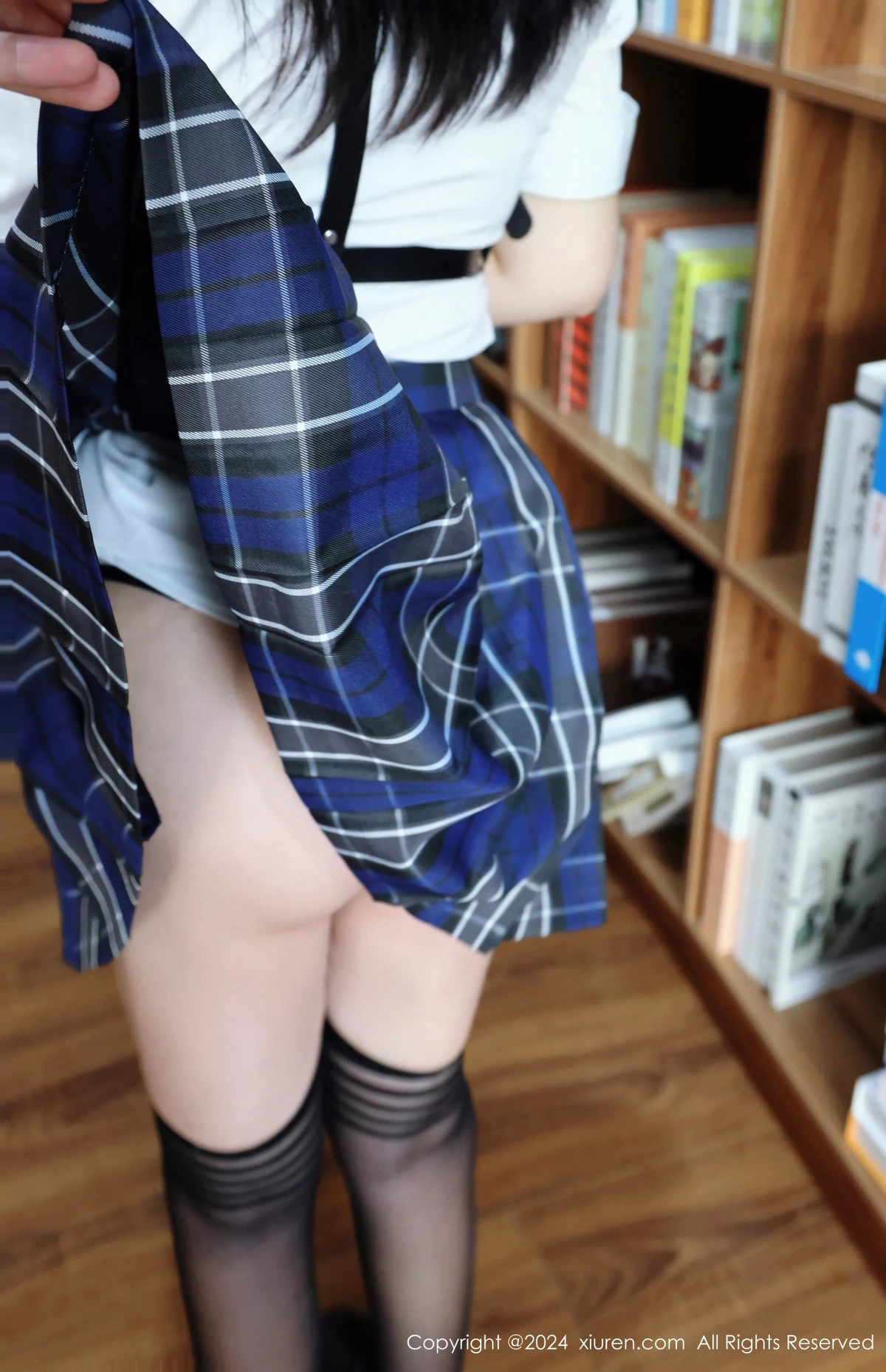 [[XiuRen秀人网]秀人网]No.8637_模特小薯条nienie图书馆场景JK制服配黑丝袜秀完美身材诱惑写真80P