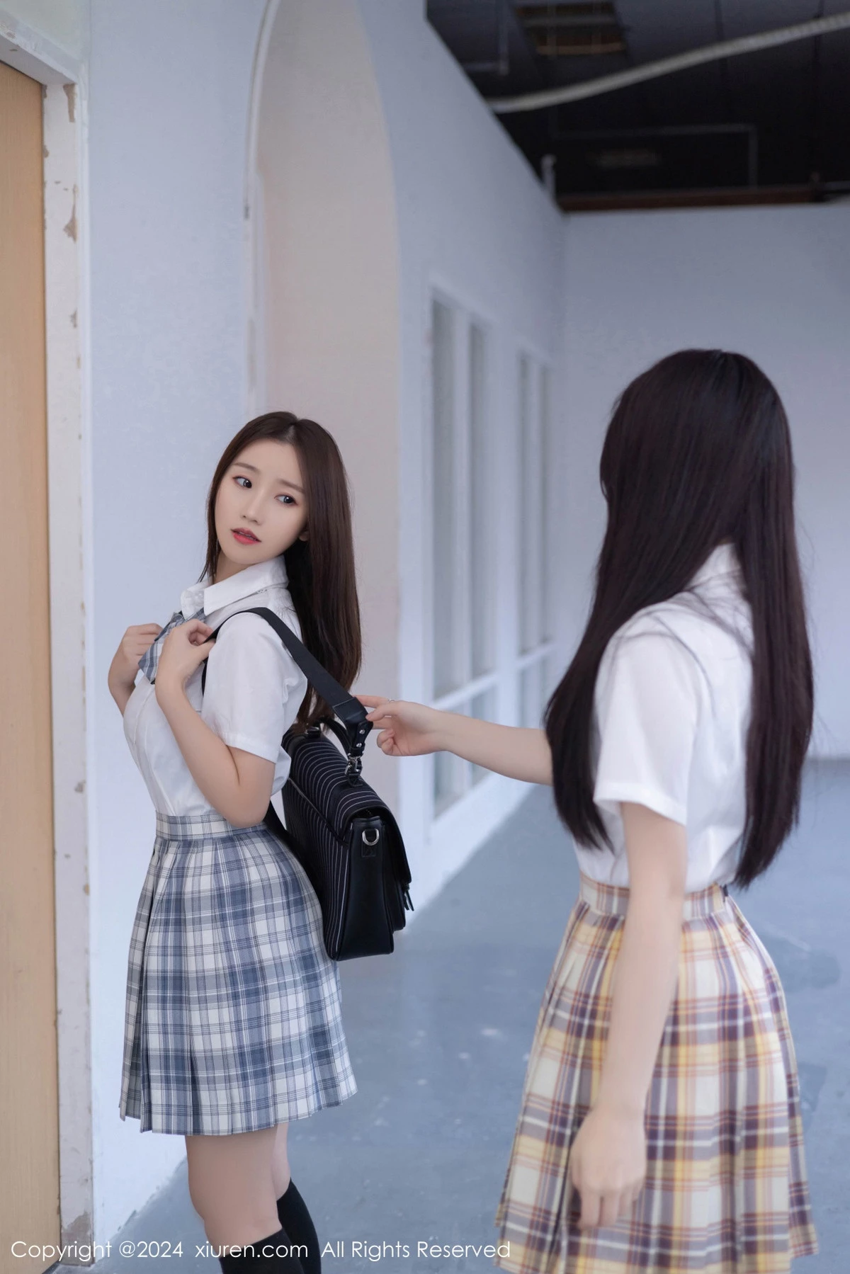 [[XiuRen秀人网]秀人网]No.8654_模特杏子Yada教室场景性感白色学妹制服露灰色内衣惹火诱惑写真86P