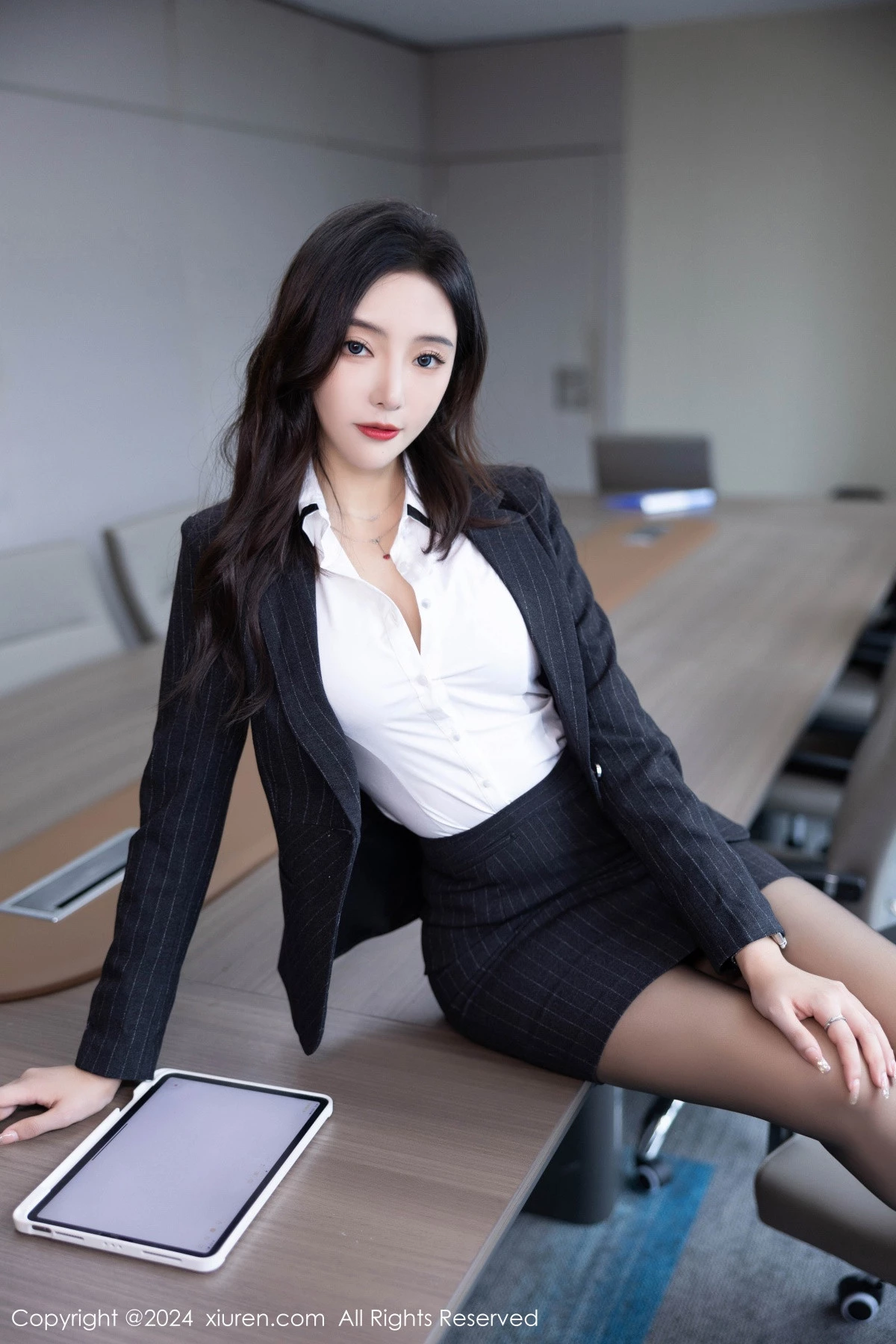 [[XiuRen秀人网]秀人网]No.8656_女神王馨瑶yanni性感深色OL制服露粉色内衣配超薄黑丝诱惑写真85P