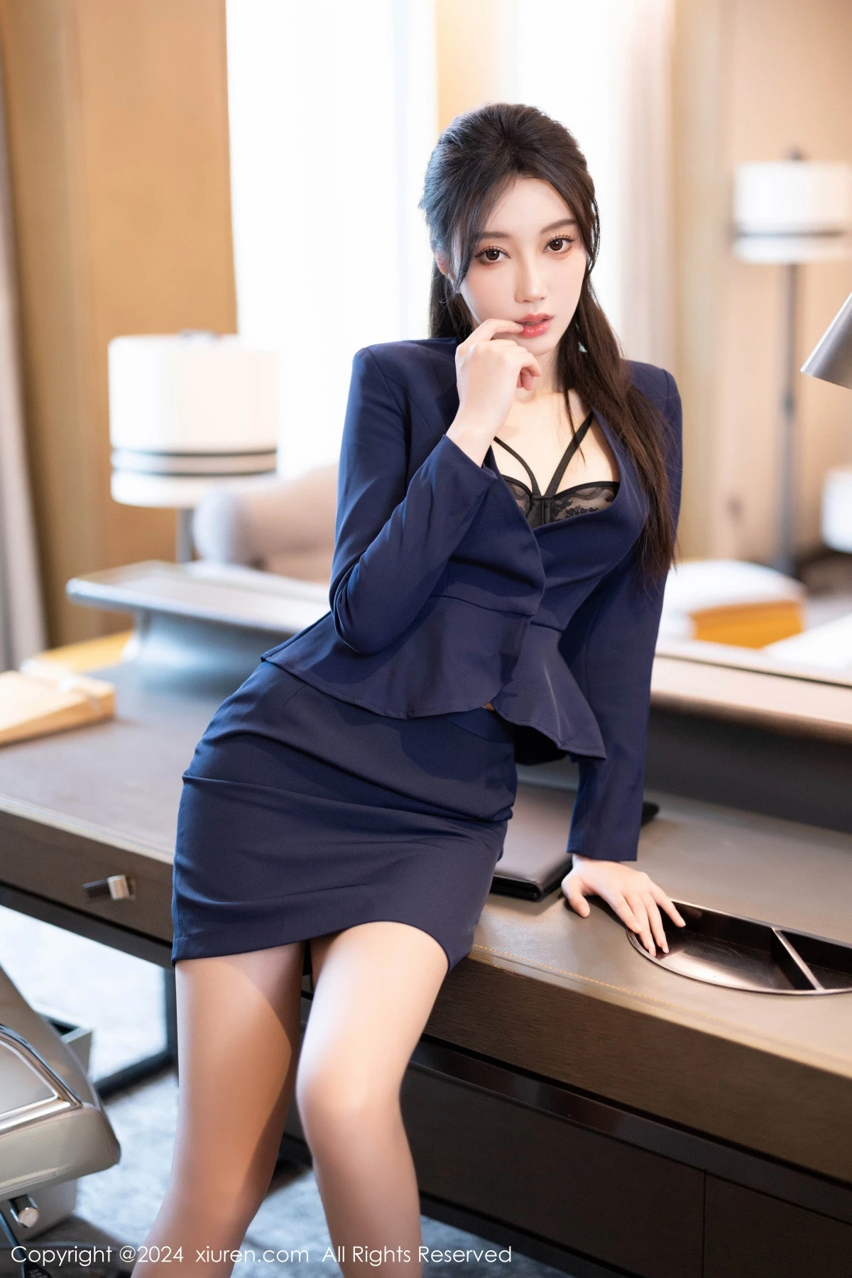 [[XiuRen秀人网]秀人网]No.8669_模特玥儿玥性感蓝色OL服饰露黑色蕾丝内衣配开档灰丝诱惑写真90P