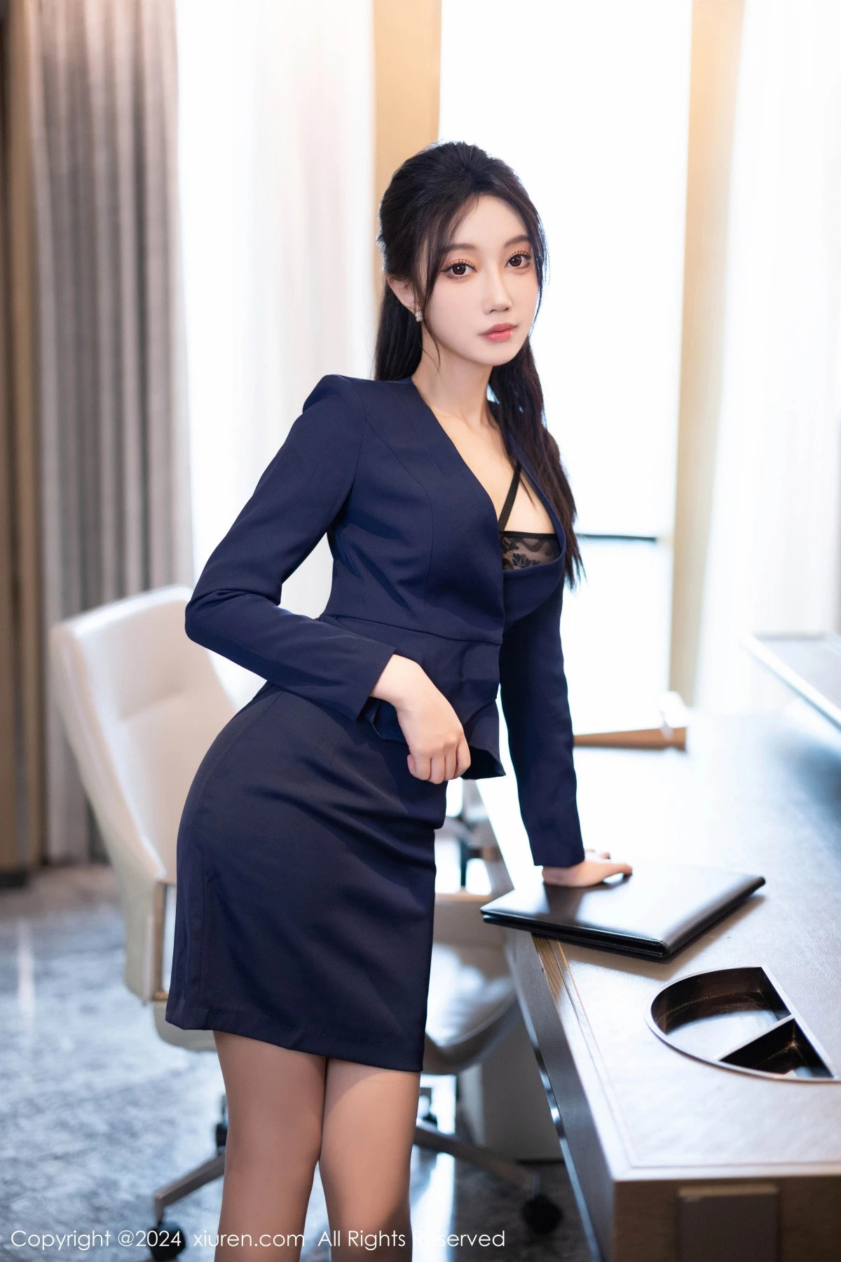 [[XiuRen秀人网]秀人网]No.8669_模特玥儿玥性感蓝色OL服饰露黑色蕾丝内衣配开档灰丝诱惑写真90P