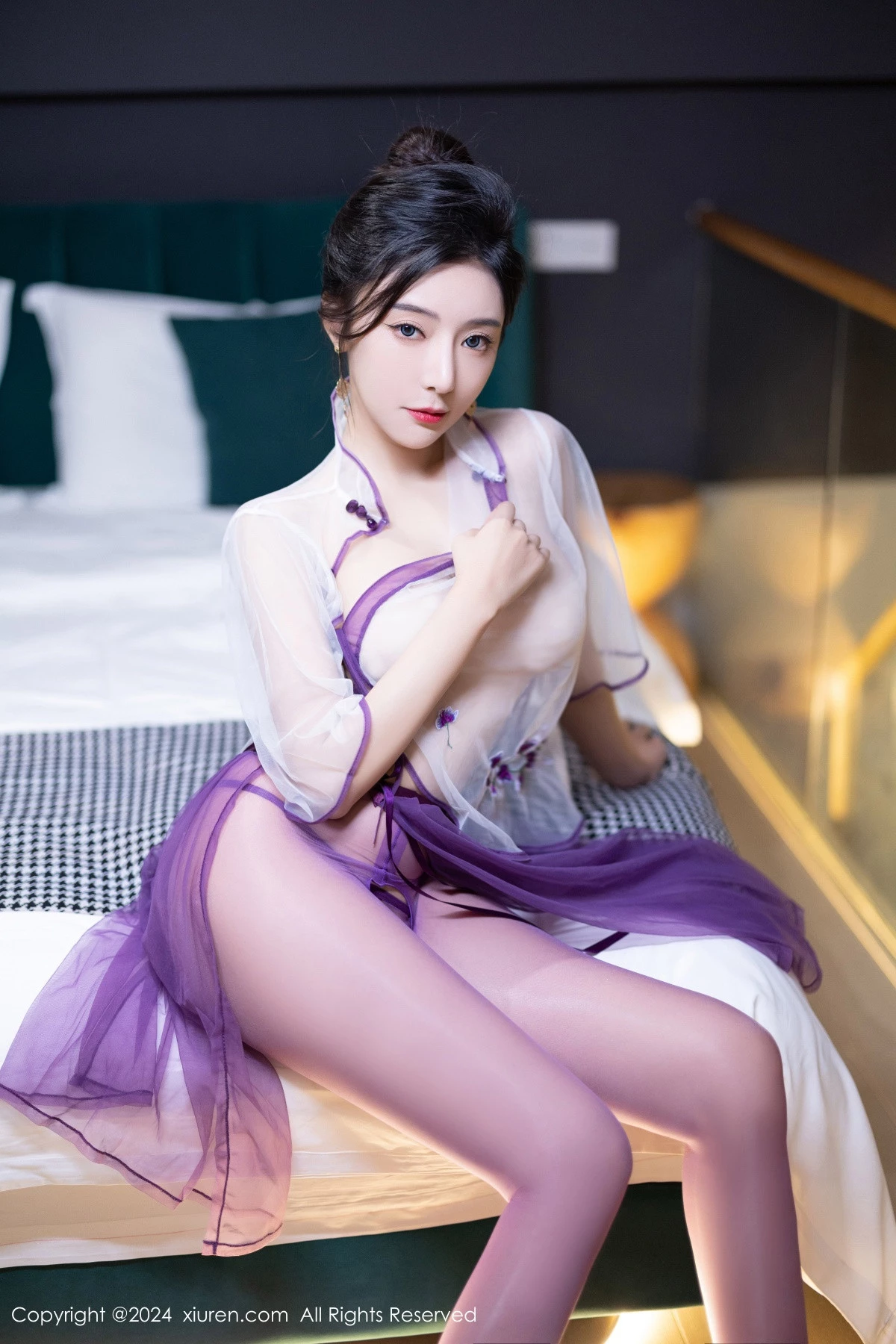 [[XiuRen秀人网]秀人网]No.8698_女神王馨瑶yanni性感紫色露肩连衣裙配紫丝袜秀完美身材诱惑写真80P