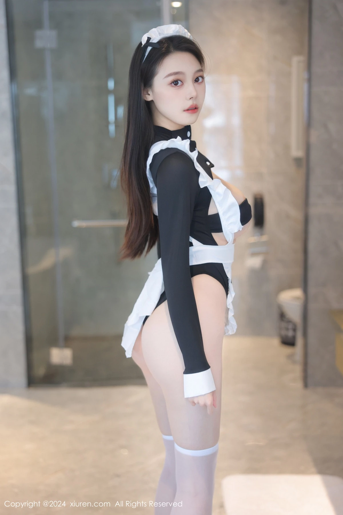 [[XiuRen秀人网]秀人网]No.8706_模特清妙性感黑白露胸女仆服饰配白丝袜秀豪乳翘臀惹火诱惑写真82P